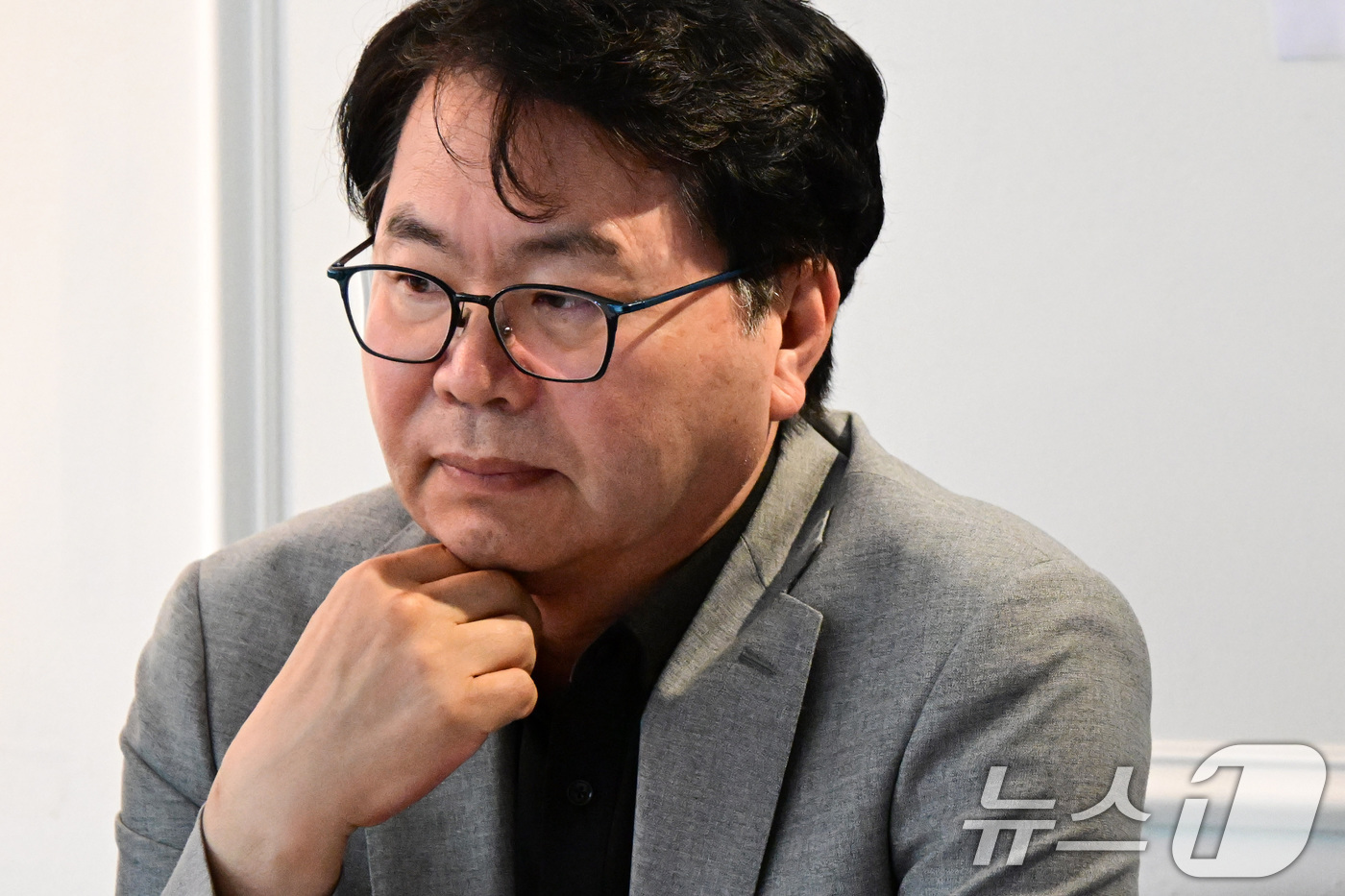 (서울=뉴스1) 김성진 기자 = 이한주 국정기획위원회 위원장이 13일 서울 종로구 정부서울청사 창성동 별관 인근 카페에서 열린 기자간담회에서 취재진의 질문을 들으며 생각에 잠겨 있 …