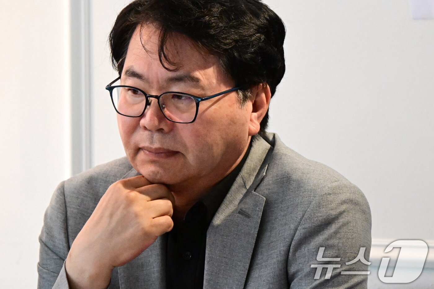 본문 이미지 - 이한주 국정기획위원회 위원장이 13일 서울 종로구 정부서울청사 창성동 별관 인근 카페에서 열린 기자간담회에서 취재진의 질문을 들으며 생각에 잠겨 있다. &#40;공동취재&#41; 2025.7.13/뉴스1 ⓒ News1 김성진 기자