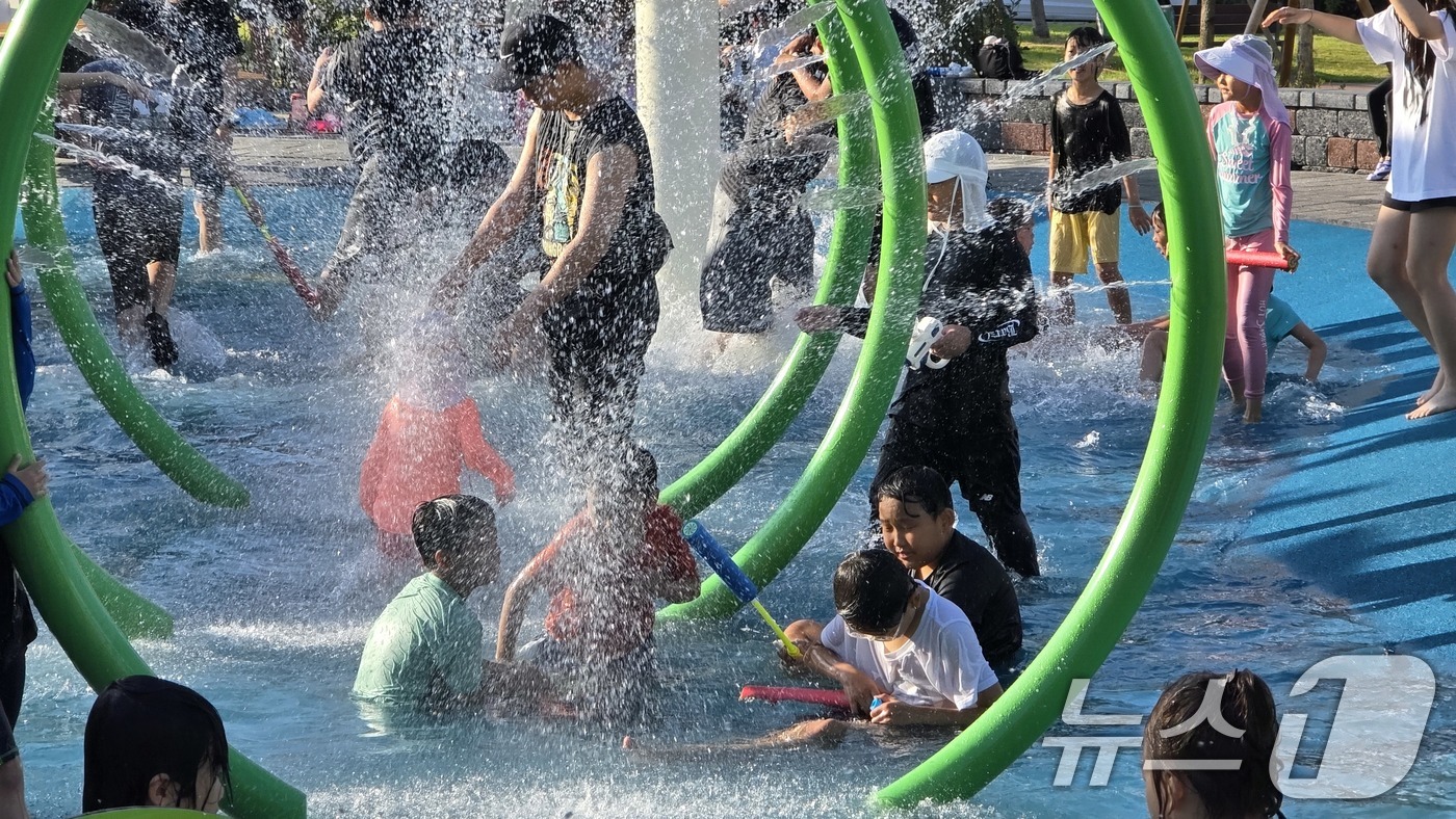(구미=뉴스1) 정우용 기자 = 역대급 폭염이 지속되고 있는 13일 구미시 산동 물빛공원에 개장된 물놀이장에서 아이들이 더위를 식히고 있다.구미시는 지난달 22일부터 도심속 6개의 …