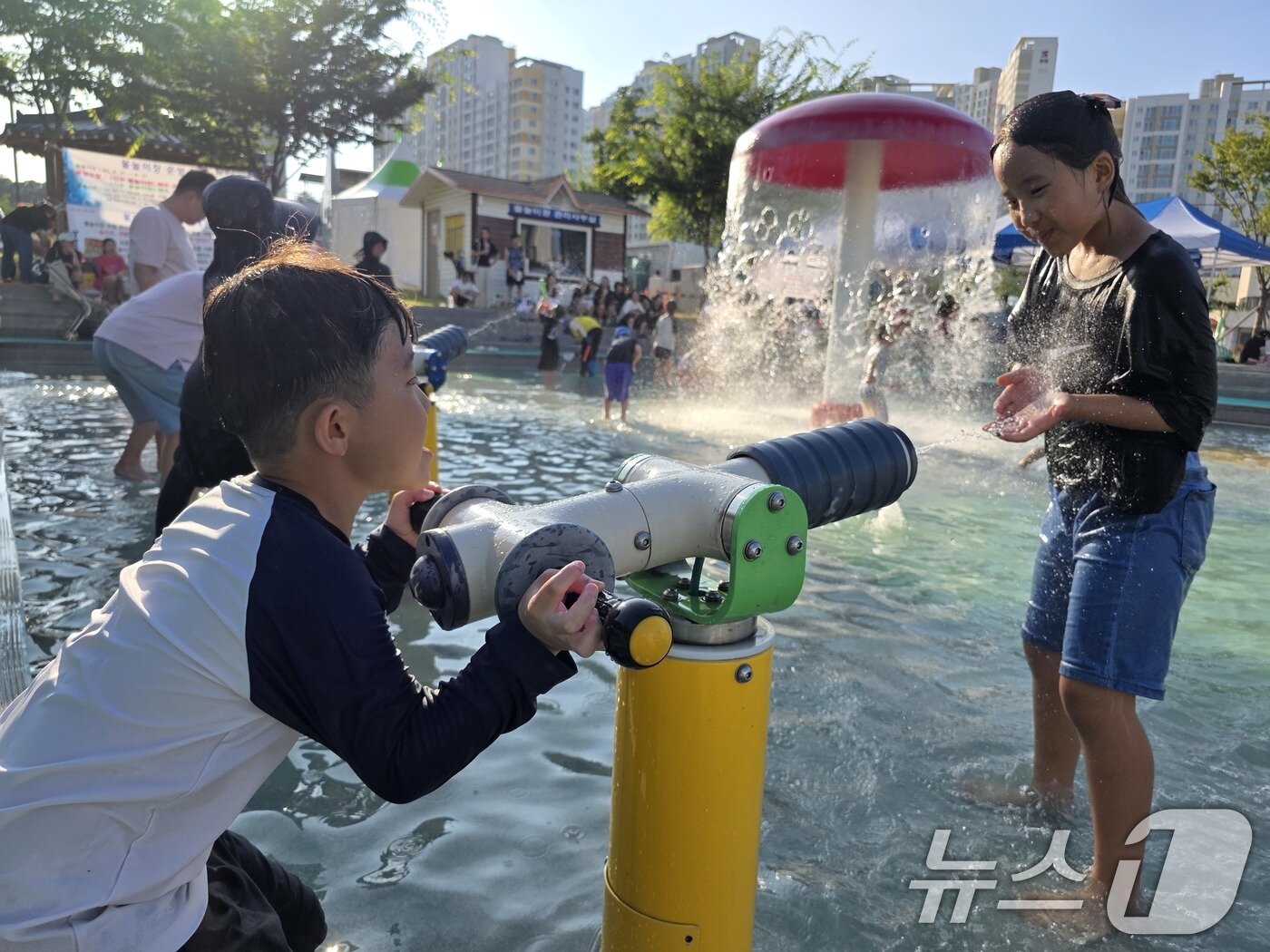 본문 이미지 - 역대급 폭염이 지속되고 있는 13일 구미시 산동 물빛공원에 개장된 물놀이장에서 아이들이 물놀이를 하면서 즐거운 시간을 보내고 있다. 2025.7.13/뉴스1 ⓒ News1 정우용 기자