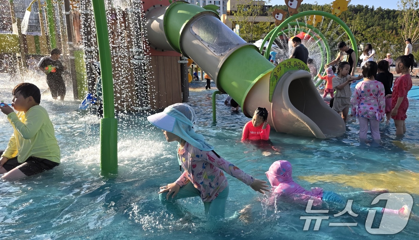 (구미=뉴스1) 정우용 기자 = 역대급 폭염이 지속되고 있는 13일 구미시 산동 물빛공원에 개장된 물놀이장에서 아이들이 더위를 식히고 있다.구미시는 지난달 22일부터 도심속 6개의 …