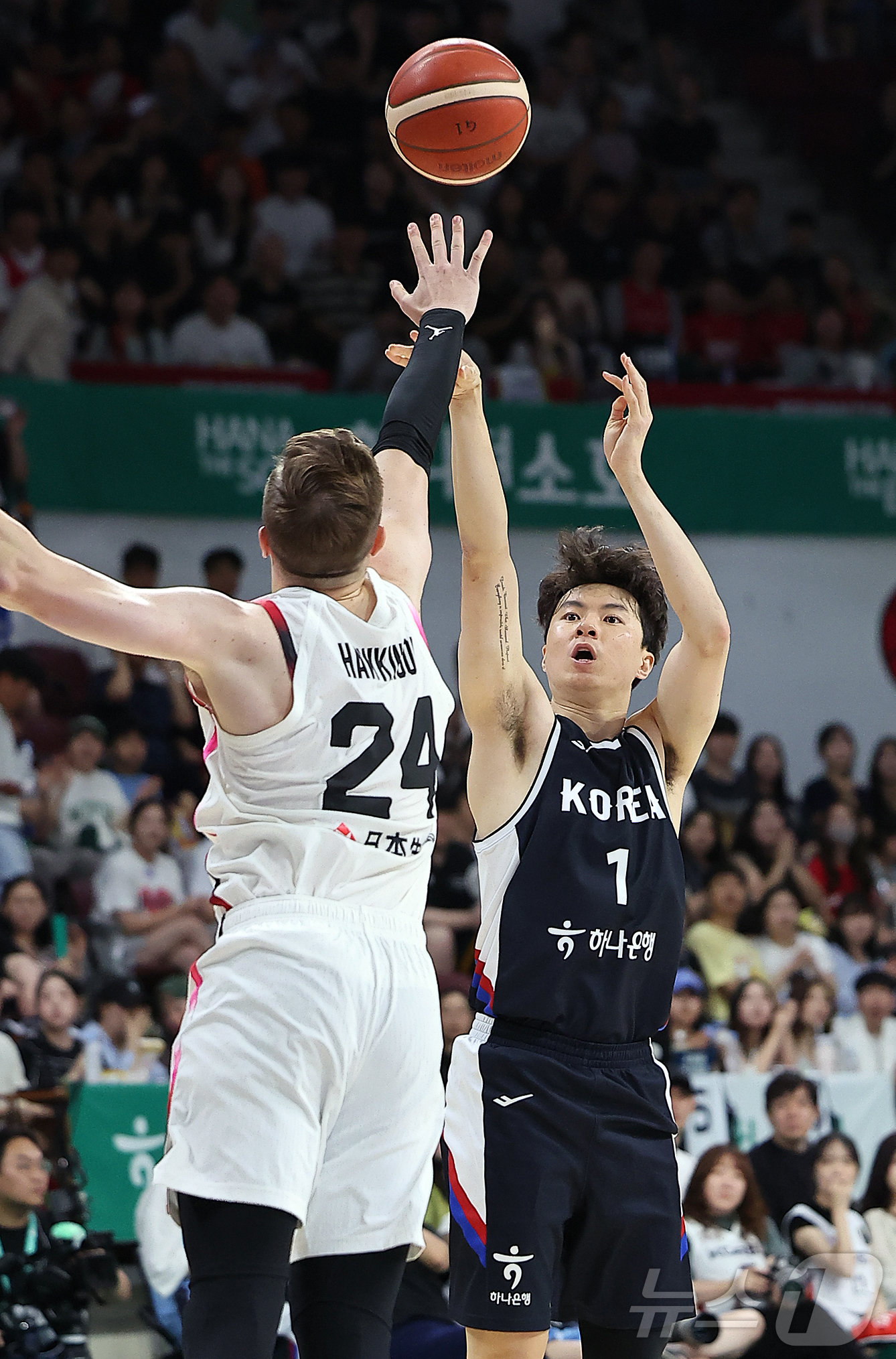 (안양=뉴스1) 김진환 기자 = 13일 오후 경기도 안양 정관장 체육관에서 열린 하나은행 초청 2025 남자농구 국가대표 평가전 대한민국과 일본의 경기, 대한민국 이현중이 1쿼터 …