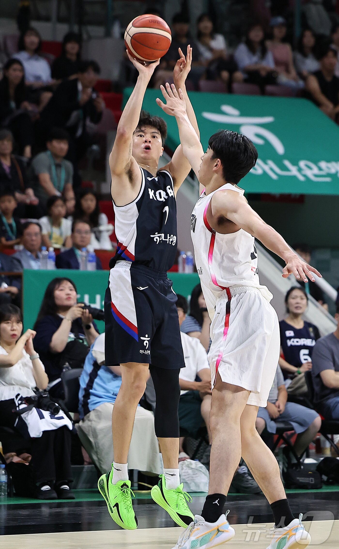 본문 이미지 - 13일 오후 경기도 안양 정관장 체육관에서 열린 하나은행 초청 2025 남자농구 국가대표 평가전 대한민국과 일본의 경기, 대한민국 이현중이 1쿼터 3점슛을 성공하고 있다. 2025.7.13/뉴스1 ⓒ News1 김진환 기자