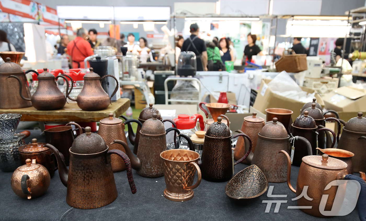 (대구=뉴스1) 공정식 기자 = 13일 대구 북구 엑스코(EXCO)에서 열린 '2025 대구 카페쇼' 행사장에 다양한 커피 및 카페 용품이 전시돼 눈길을 끌고 있다. 2025.7. …