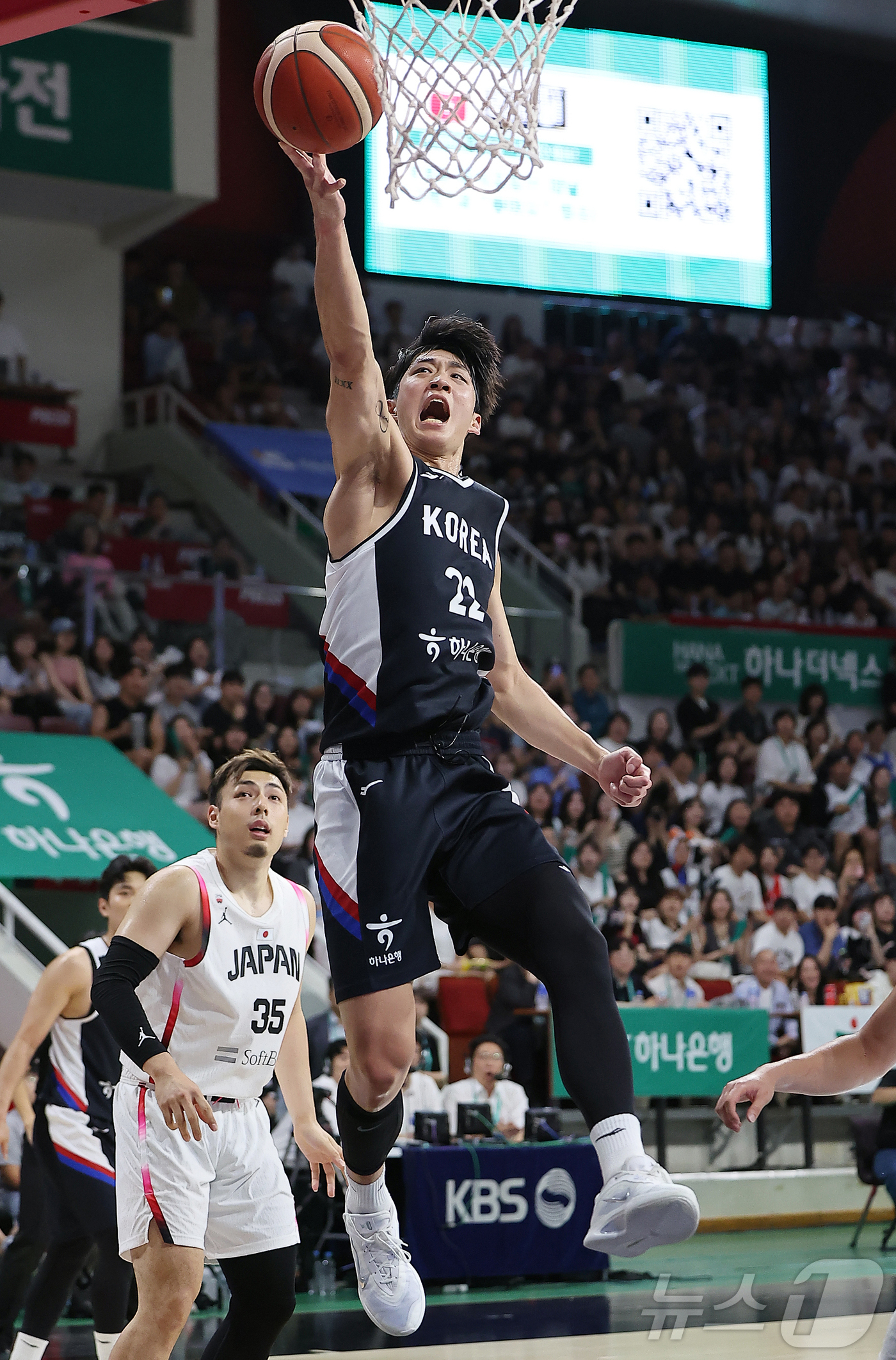 (안양=뉴스1) 김진환 기자 = 13일 오후 경기도 안양 정관장 체육관에서 열린 하나은행 초청 2025 남자농구 국가대표 평가전 대한민국과 일본의 경기, 대한민국 여준석이 1쿼터 …