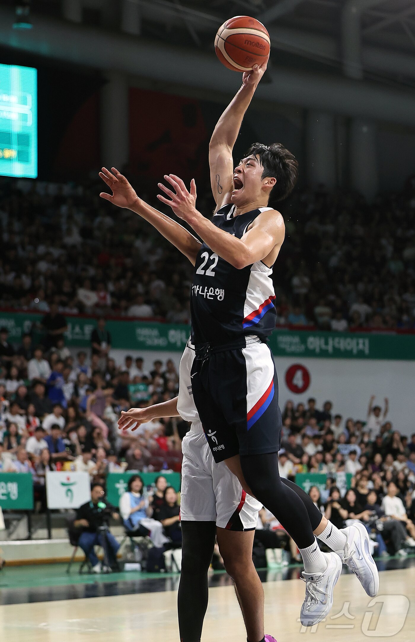 본문 이미지 - 13일 오후 경기도 안양 정관장 체육관에서 열린 하나은행 초청 2025 남자농구 국가대표 평가전 대한민국과 일본의 경기, 대한민국 여준석이 1쿼터 덩크슛을 시도하고 있다. 2025.7.13/뉴스1 ⓒ News1 김진환 기자