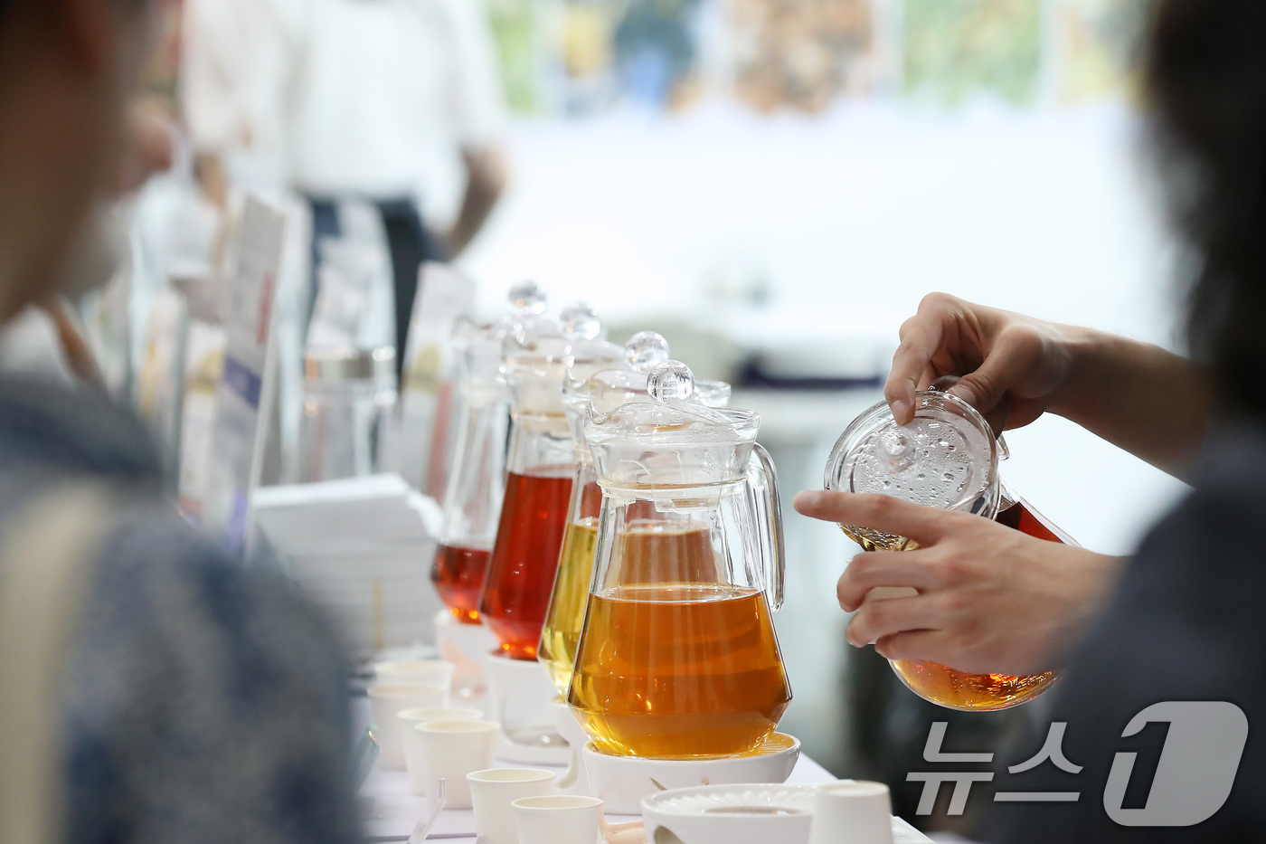 (대구=뉴스1) 공정식 기자 = 13일 대구 북구 엑스코(EXCO)에서 열린 '2025 대구 카페쇼'에서 다양한 차를 선보이고 있다.  2025.7.13/뉴스1