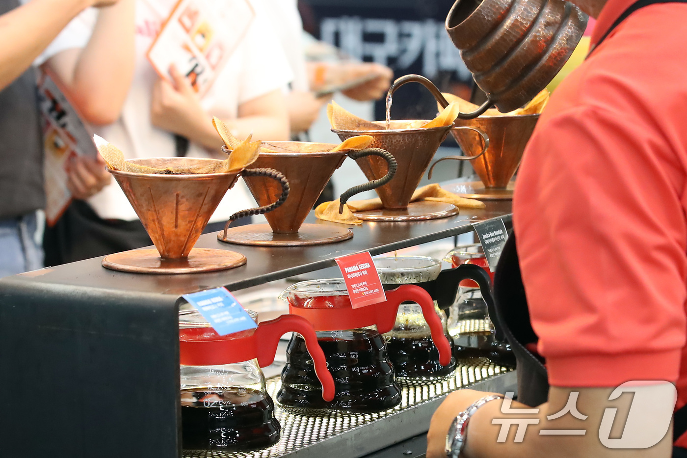 (대구=뉴스1) 공정식 기자 = 13일 대구 북구 엑스코(EXCO)에서 열린 '2025 대구 카페쇼'에서 한 바리스타가 시음용 핸드드립 커피를 내리고 있다.  2025.7.13/뉴 …