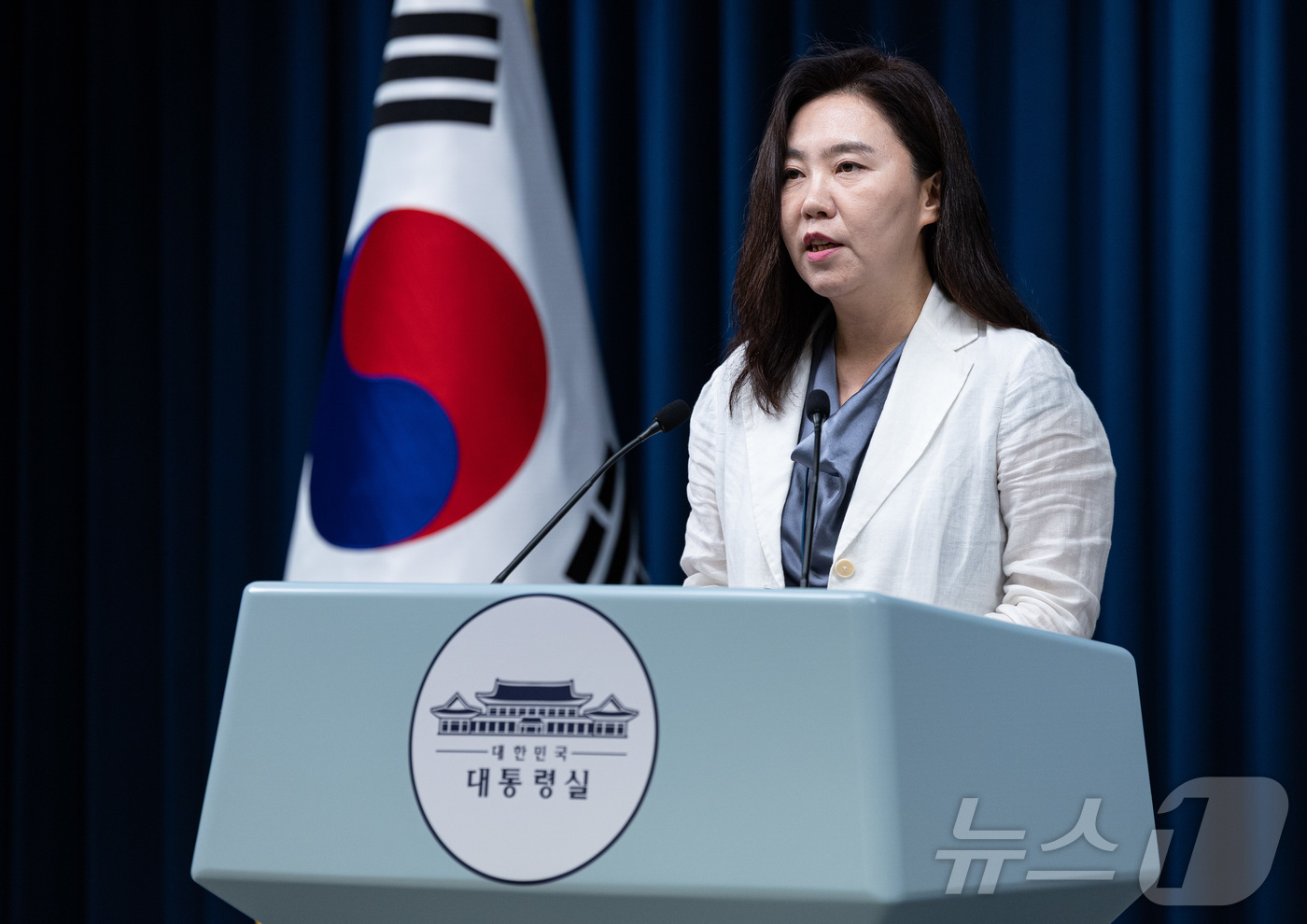 (서울=뉴스1) 이재명 기자 = 강유정 대통령실 대변인이 13일 서울 용산 대통령실 청사에서 차관급 인선 관련 브리핑을 하고 있다. 2025.7.13/뉴스1