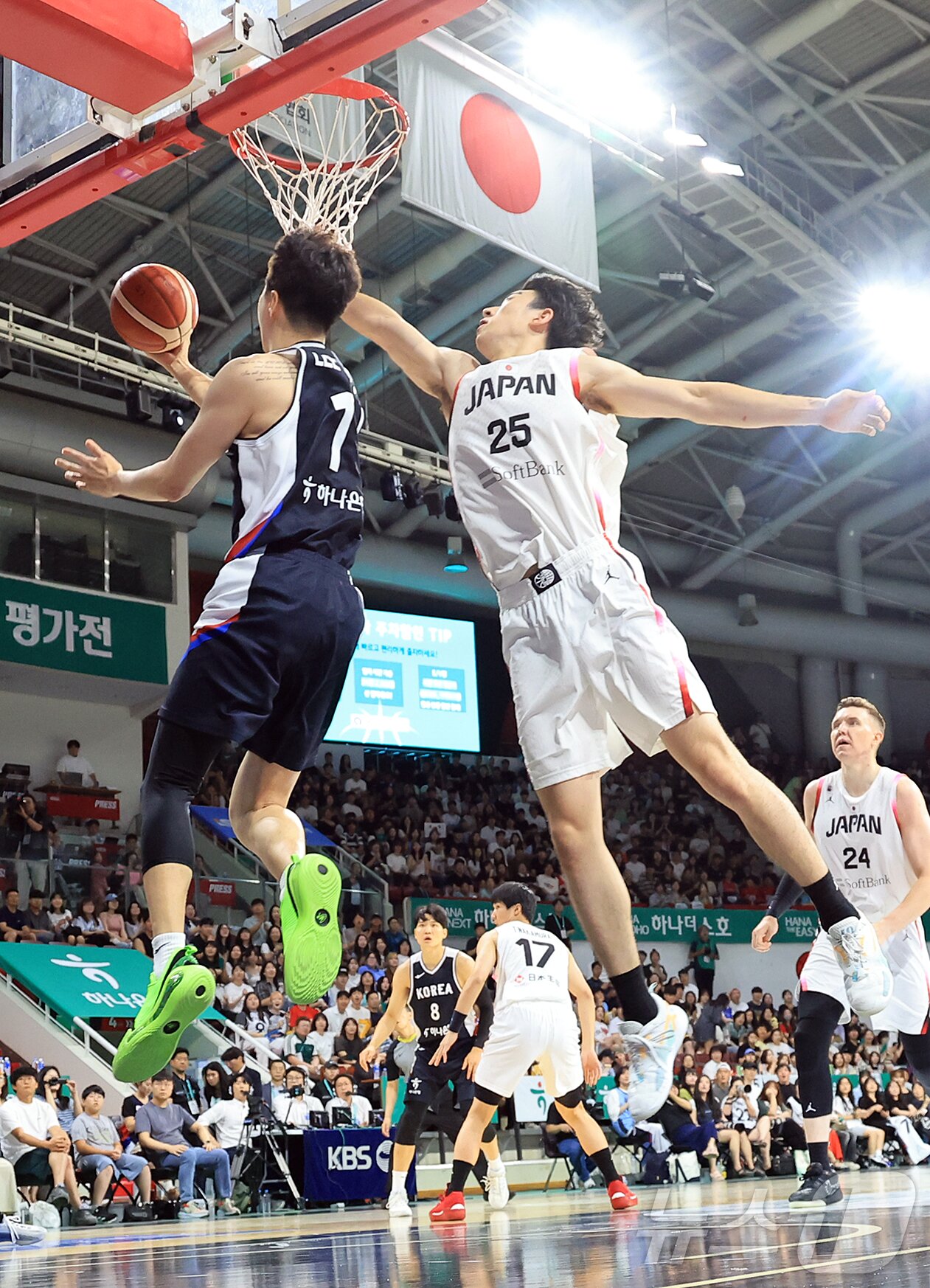 본문 이미지 - 13일 오후 경기도 안양 정관장 체육관에서 열린 하나은행 초청 2025 남자농구 국가대표 평가전 대한민국과 일본의 경기, 대한민국 이현중이 1쿼터 리버스 레이업 슛을 하고 있다. 2025.7.13/뉴스1 ⓒ News1 김진환 기자