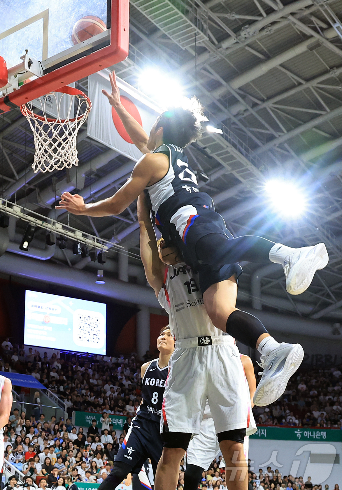 (안양=뉴스1) 김진환 기자 = 13일 오후 경기도 안양 정관장 체육관에서 열린 하나은행 초청 2025 남자농구 국가대표 평가전 대한민국과 일본의 경기, 대한민국 여준석이 1쿼터 …