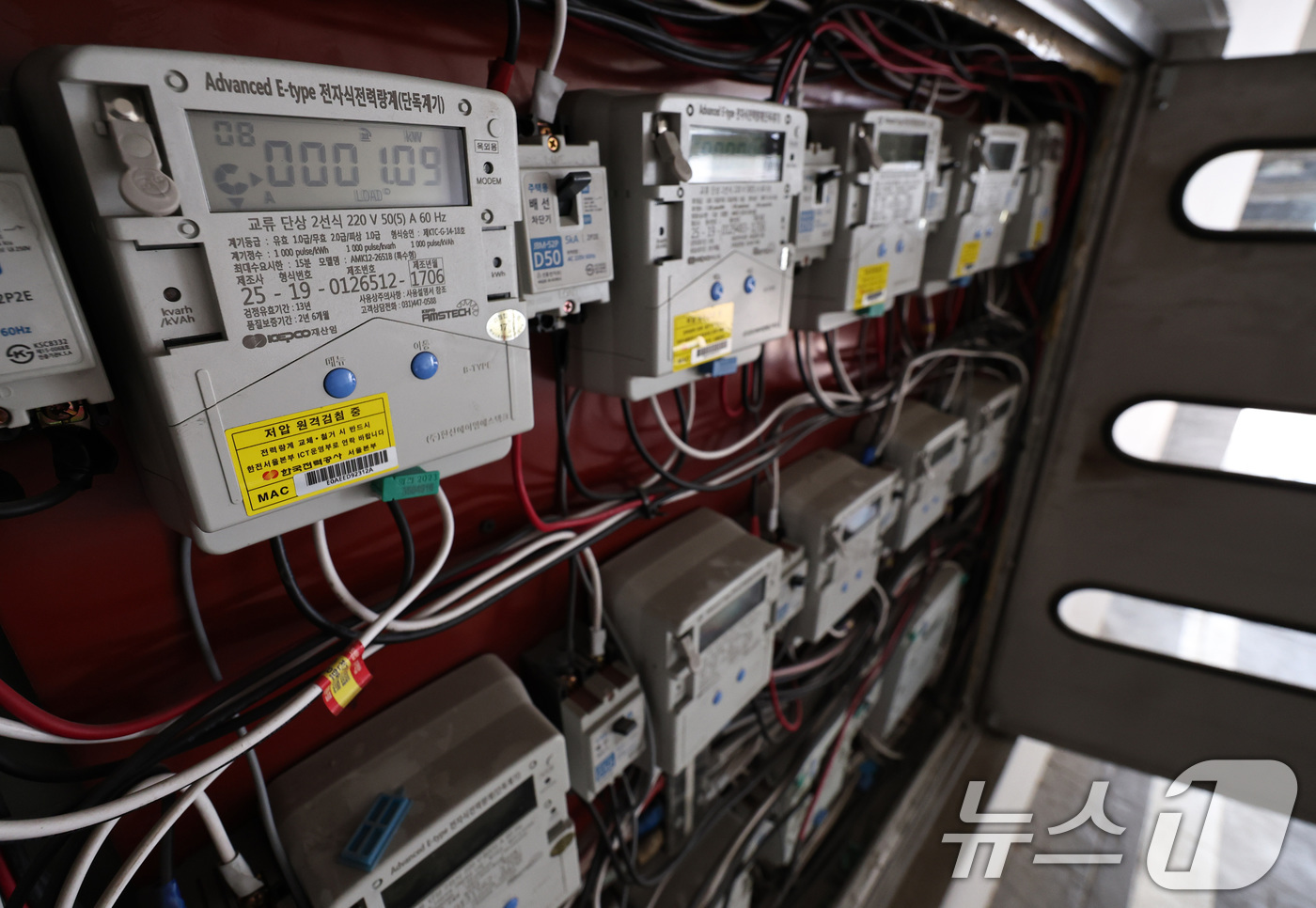 (서울=뉴스1) 구윤성 기자 = 정부가 7~8월 두 달간 전기요금 누진제를 완화하기로 했다. 전국 1773만 가구의 부담이 줄고, 가구당 평균 1만 8000원의 요금 경감이 기대된 …