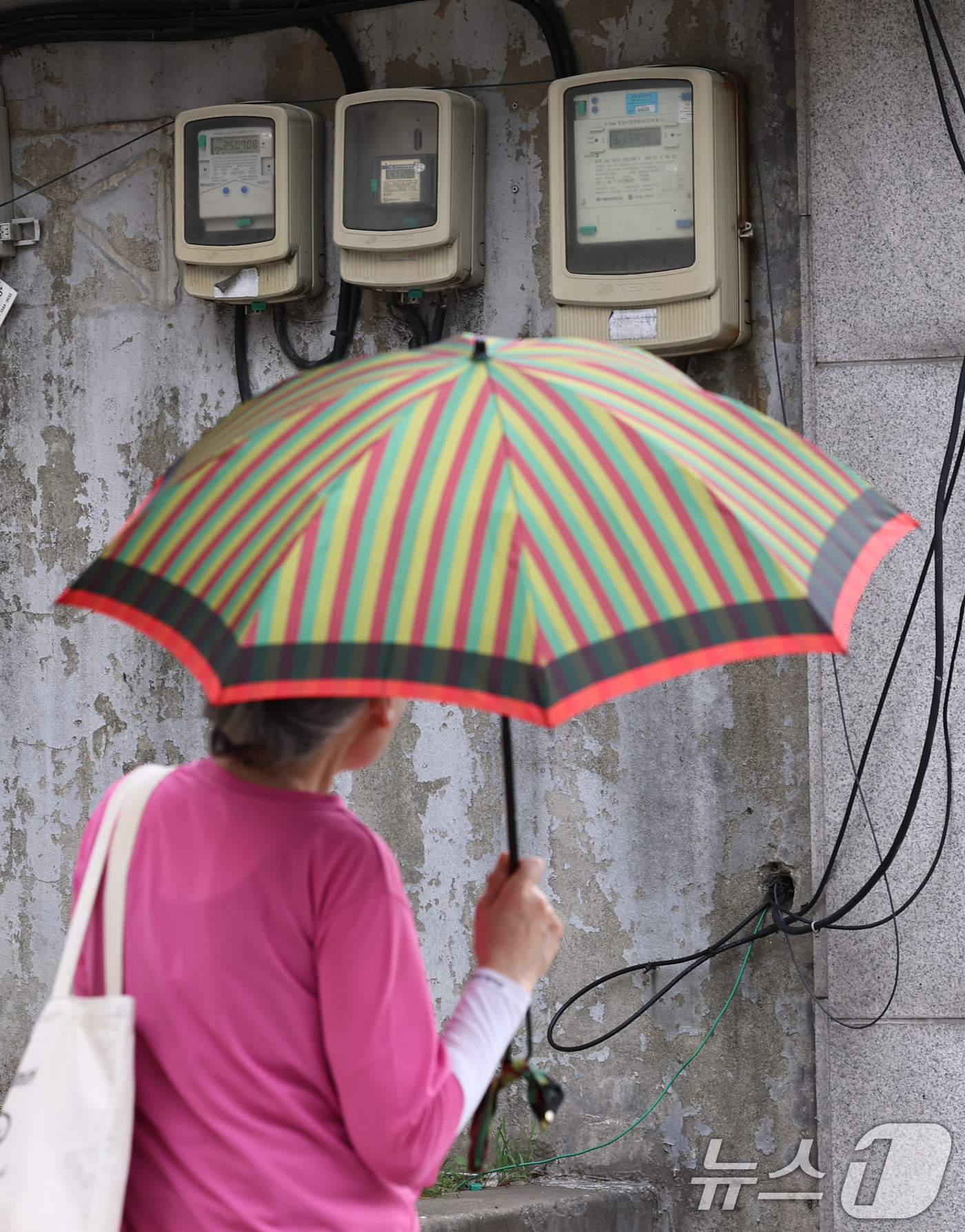 (서울=뉴스1) 구윤성 기자 = 정부가 7~8월 두 달간 전기요금 누진제를 완화하기로 했다. 전국 1773만 가구의 부담이 줄고, 가구당 평균 1만 8000원의 요금 경감이 기대된 …