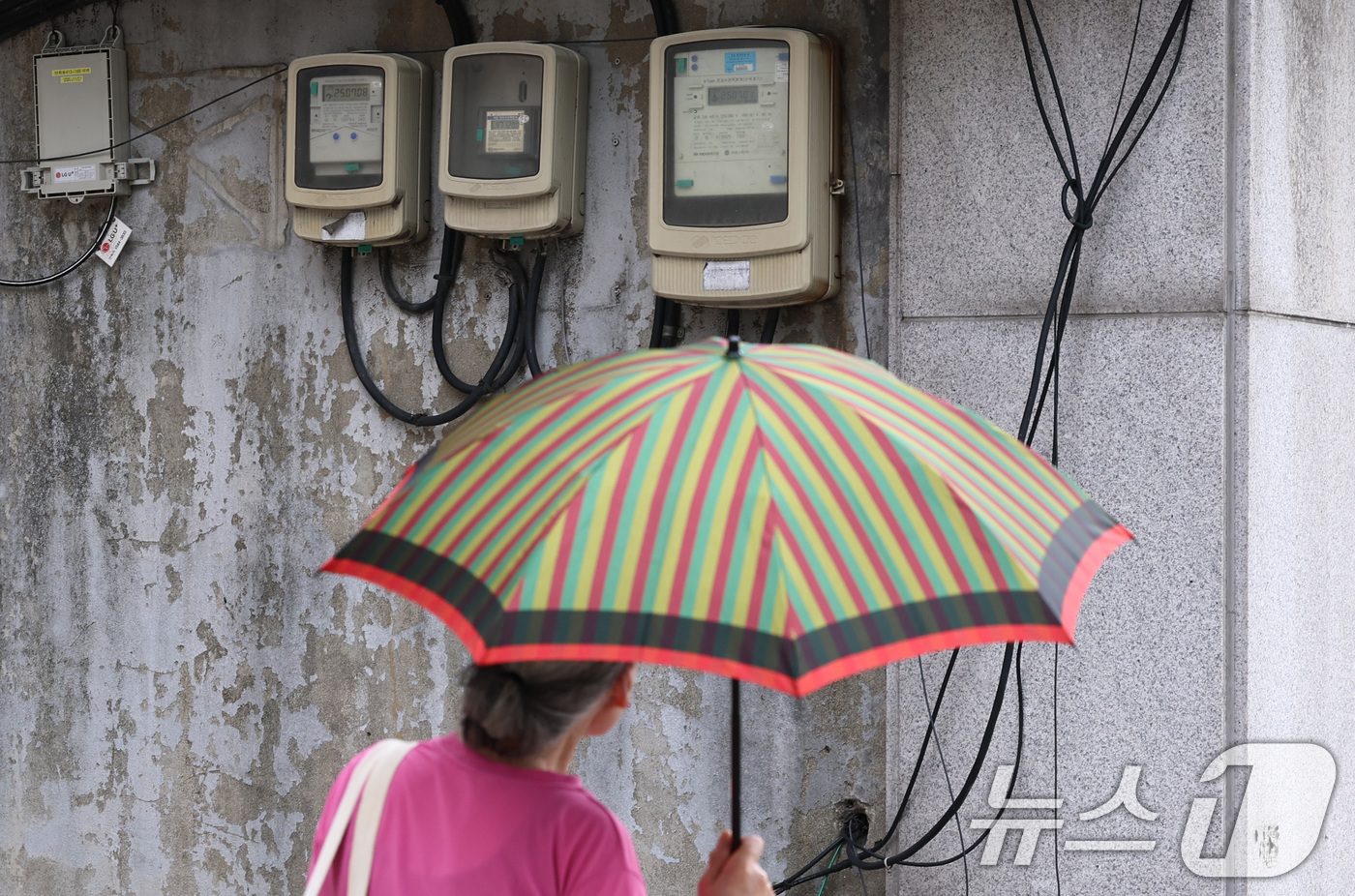 (서울=뉴스1) 구윤성 기자 = 정부가 7~8월 두 달간 전기요금 누진제를 완화하기로 했다. 전국 1773만 가구의 부담이 줄고, 가구당 평균 1만 8000원의 요금 경감이 기대된 …