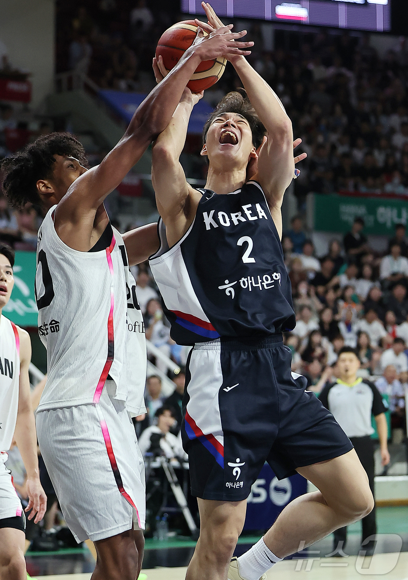 (안양=뉴스1) 김진환 기자 = 13일 오후 경기도 안양 정관장 체육관에서 열린 하나은행 초청 2025 남자농구 국가대표 평가전 대한민국과 일본의 경기, 대한민국 이원석이 2쿼터 …