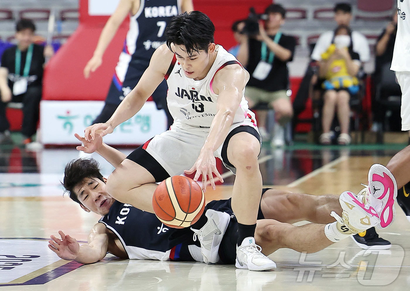 (안양=뉴스1) 김진환 기자 = 13일 오후 경기도 안양 정관장 체육관에서 열린 하나은행 초청 2025 남자농구 국가대표 평가전 대한민국과 일본의 경기, 대한민국 이원석이 2쿼터 …