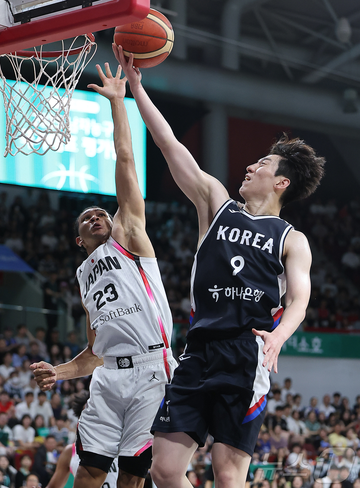 (안양=뉴스1) 김진환 기자 = 13일 오후 경기도 안양 정관장 체육관에서 열린 하나은행 초청 2025 남자농구 국가대표 평가전 대한민국과 일본의 경기, 대한민국 이정현이 2쿼터 …