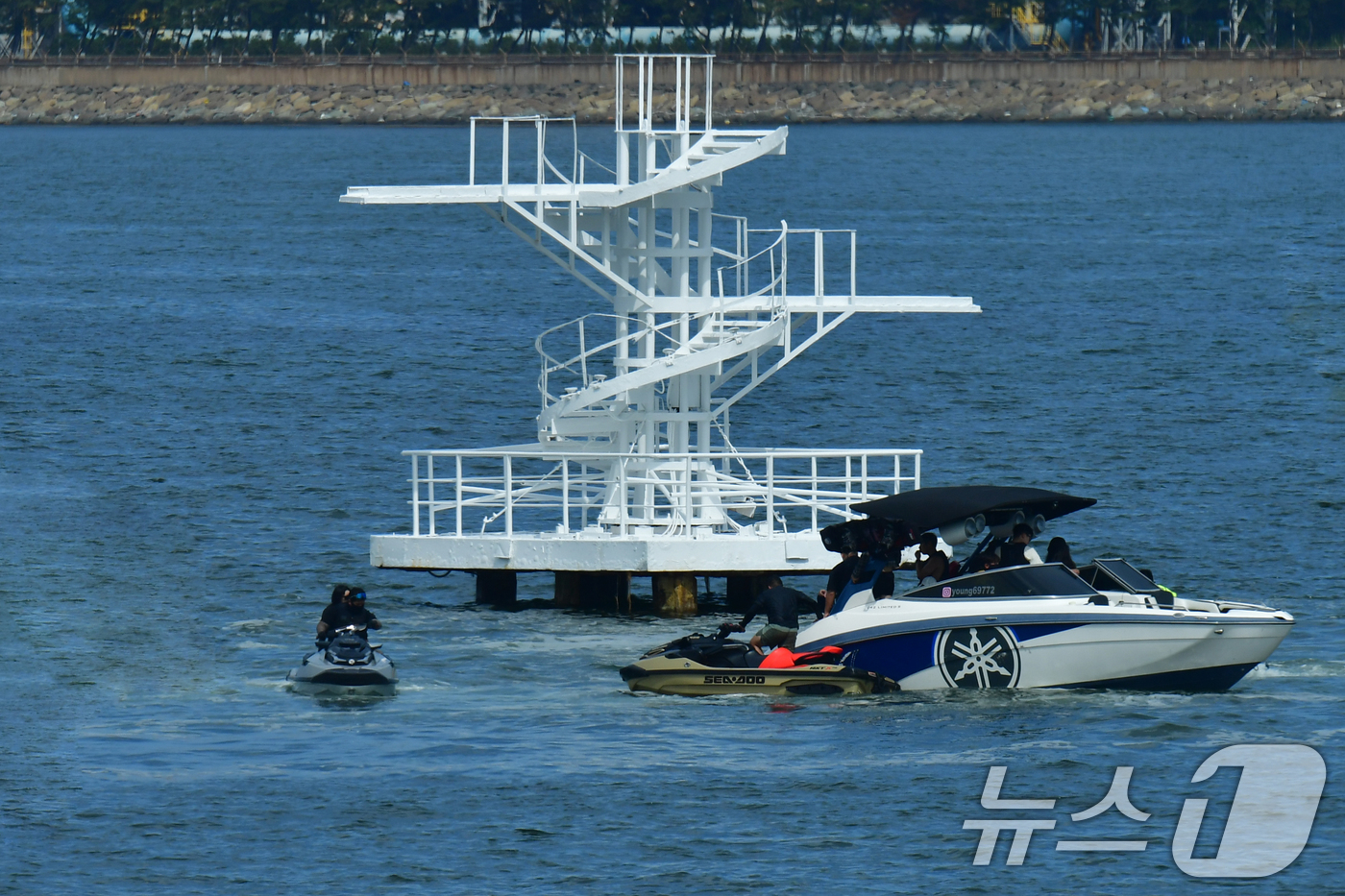 (포항=뉴스1) 최창호 기자 = 13일 오후 경북 포항시 송도해수욕장 명물인 다이빙대 주변에 수상오토바이와 제트보트가 모여있다. 송도해수욕장은 지난 12일 2007년 폐장 이후 1 …