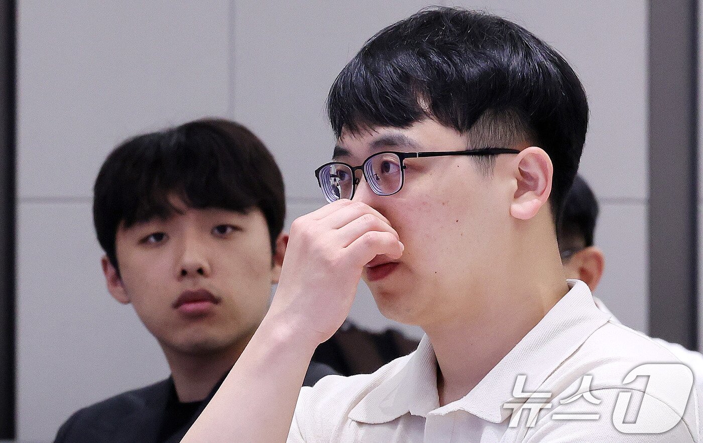 본문 이미지 - 한성존 대한전공의협의회 비상대책위원장&#40;오른쪽&#41;과 이선우 대한의과대학·의학전문대학원학생협회 비대위원장이 13일 서울 용산구 대한의사협회 대강당에서 열린 제1회 전국의사 의료정책 심포지엄을 찾아 주제 발표를 경청하고 있다. 2025.7.13/뉴스1 ⓒ News1 박지혜 기자