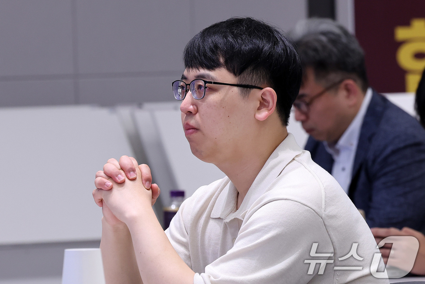 (서울=뉴스1) 박지혜 기자 = 한성존 대한전공의협의회 비상대책위원장이 13일 서울 용산구 대한의사협회 대강당에서 열린 제1회 전국의사 의료정책 심포지엄에서 주제 발표를 경청하고 …