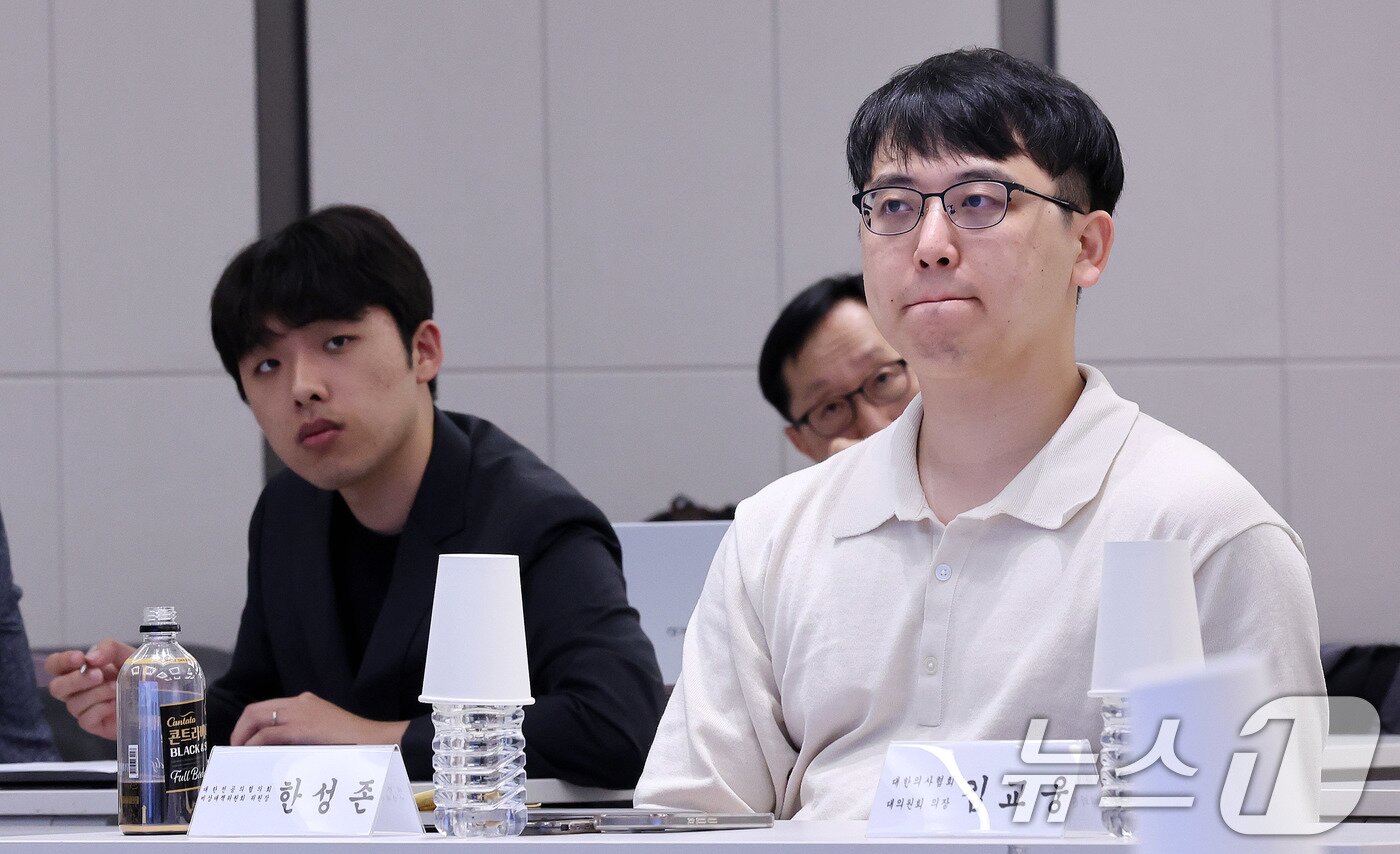 본문 이미지 - 한성존 대한전공의협의회 비상대책위원장&#40;오른쪽&#41;과 이선우 대한의과대학·의학전문대학원학생협회 비대위원장 모습. 2025.7.13/뉴스1 ⓒ News1 박지혜 기자