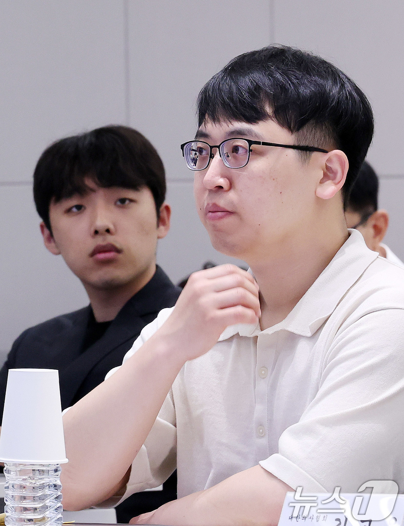 (서울=뉴스1) 박지혜 기자 = 한성존 대한전공의협의회 비상대책위원장(오른쪽)과 이선우 대한의과대학·의학전문대학원학생협회 비대위원장이 13일 서울 용산구 대한의사협회 대강당에서 열 …