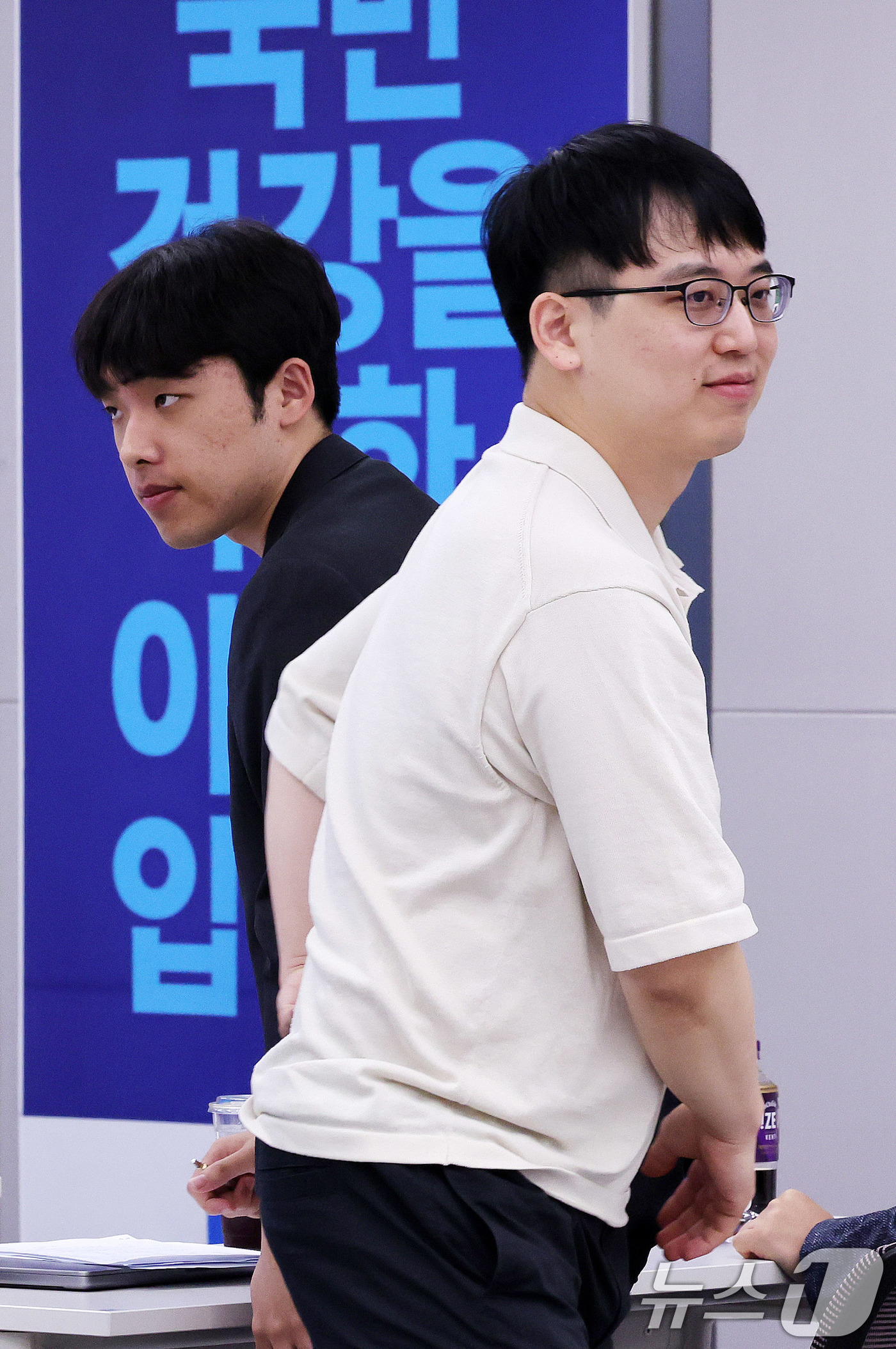 (서울=뉴스1) 박지혜 기자 = 한성존 대한전공의협의회 비상대책위원장(오른쪽)과 이선우 대한의과대학·의학전문대학원학생협회 비대위원장이 13일 서울 용산구 대한의사협회 대강당에서 열 …