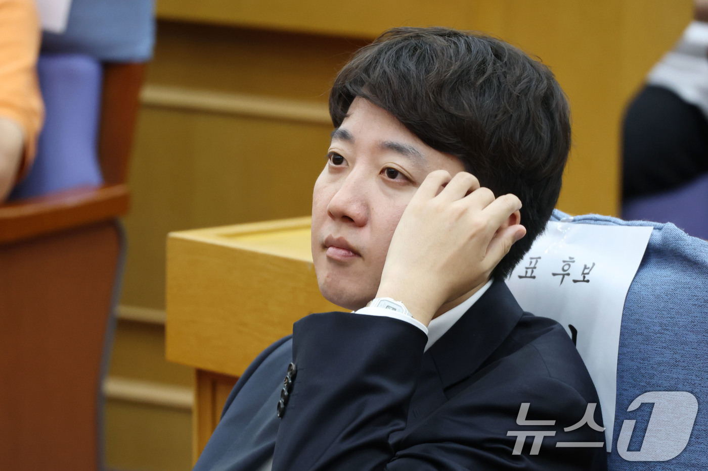 (서울=뉴스1) 이광호 기자 = 개혁신당 차기 당대표 선거에 단독 출마한 이준석 의원이 13일 오후 서울 여의도 국회에서 열린 개혁신당 제2차 전당대회 1차 온라인토론회에 참석해 …