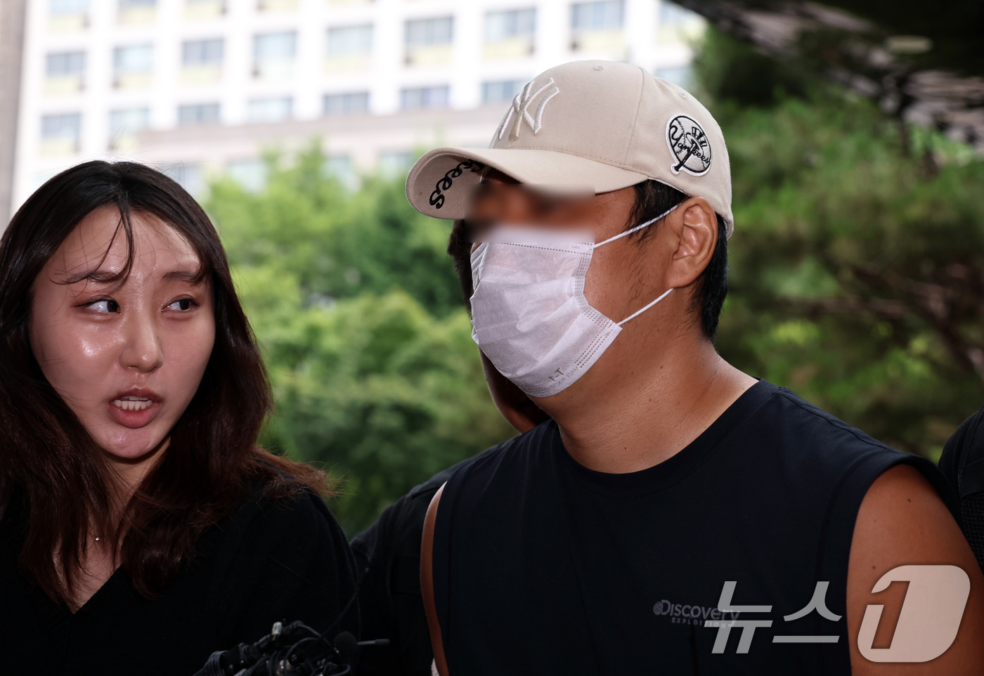 (부천=뉴스1) 구윤성 기자 = 부모와 형 등 자신의 가족 3명을 살해한 30대 남성 A씨가 13일 오후 경기 부천시 인천지방법원 부천지원에서 열린 구속 전 피의자 심문(영장실질심 …