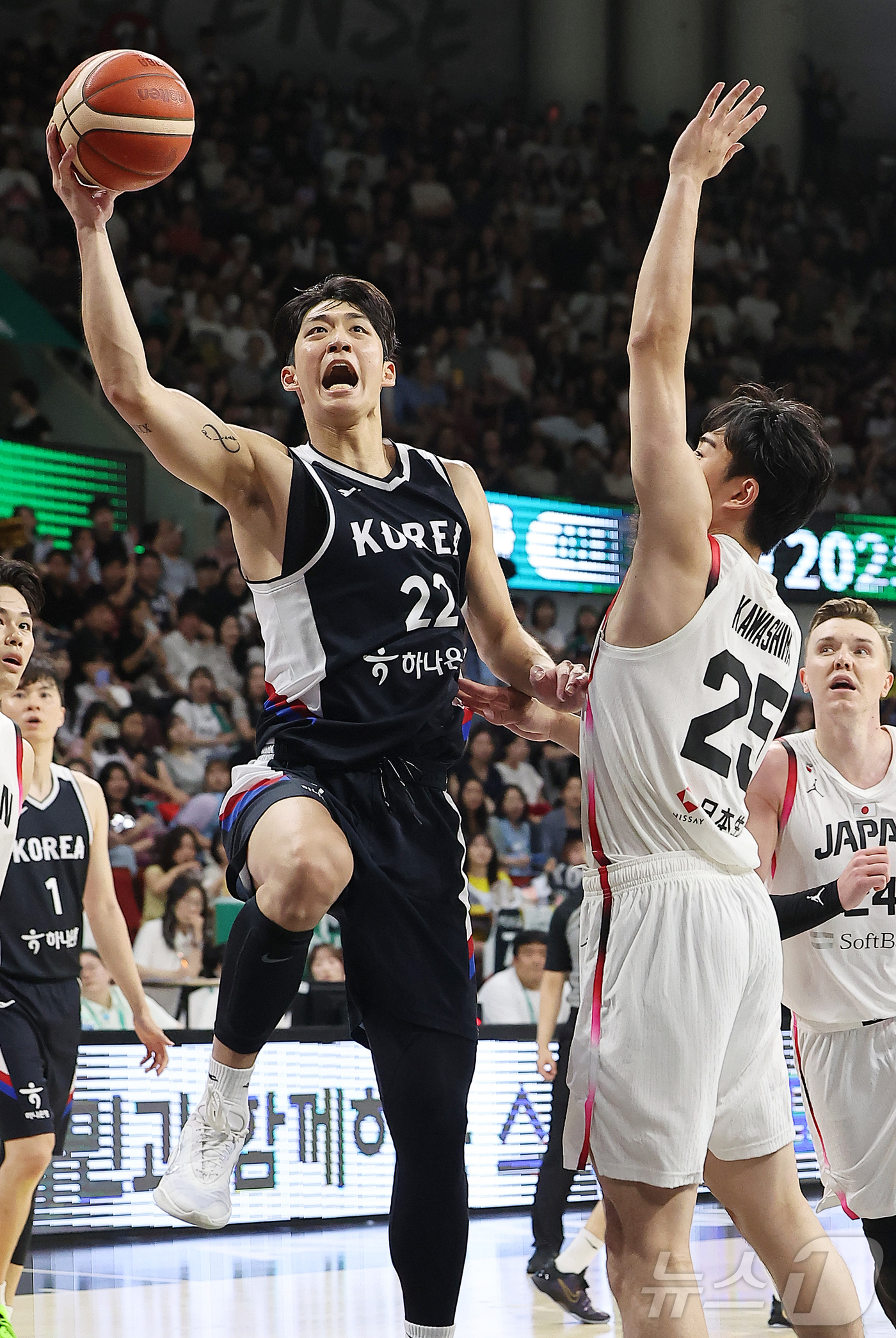 (안양=뉴스1) 김진환 기자 = 13일 오후 경기도 안양 정관장 체육관에서 열린 하나은행 초청 2025 남자농구 국가대표 평가전 대한민국과 일본의 경기, 대한민국 여준석이 3쿼터 …