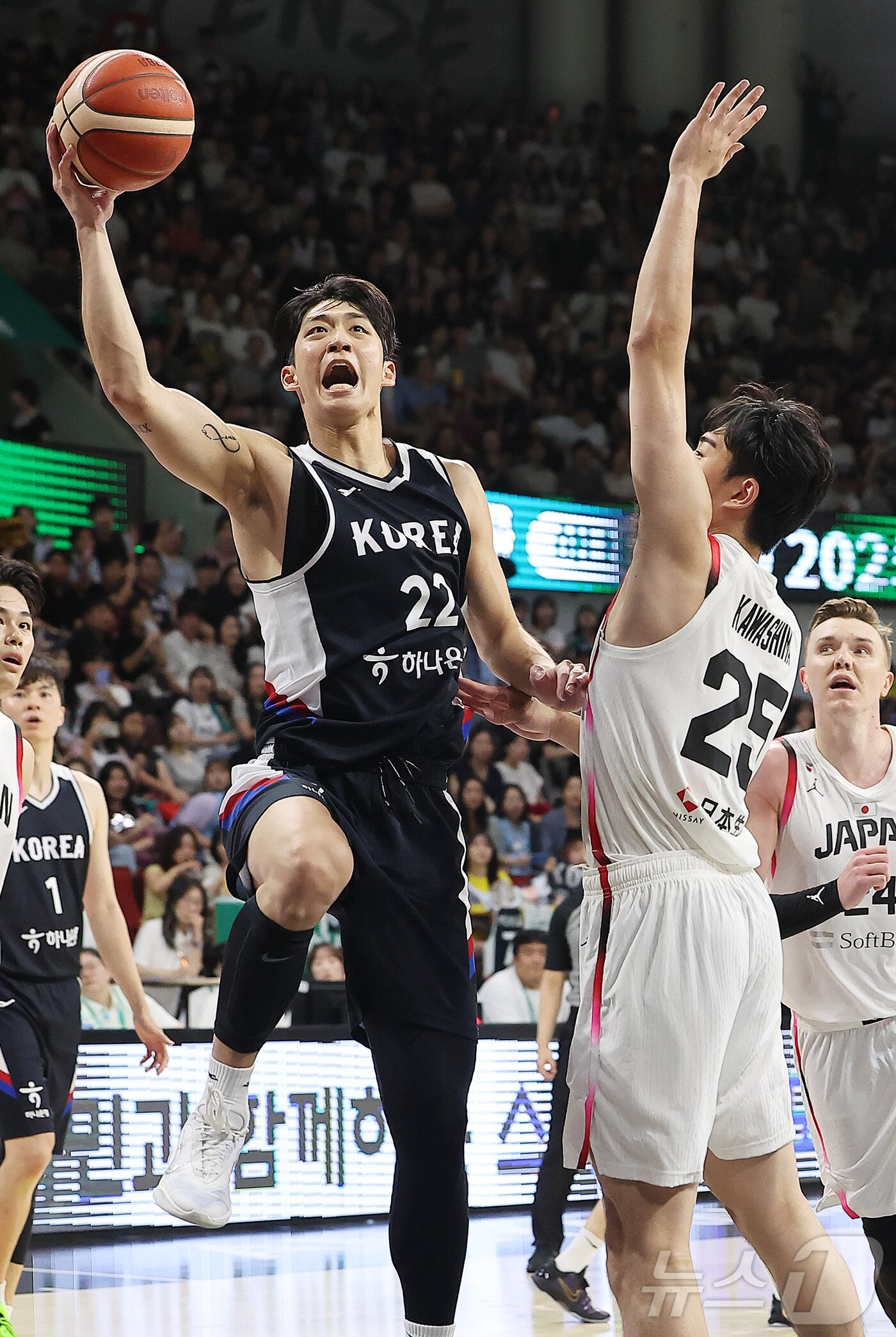 본문 이미지 - 13일 오후 경기도 안양 정관장 체육관에서 열린 하나은행 초청 2025 남자농구 국가대표 평가전 대한민국과 일본의 경기, 대한민국 여준석이 3쿼터 레이업 슛을 하고 있다. 2025.7.13/뉴스1 ⓒ News1 김진환 기자