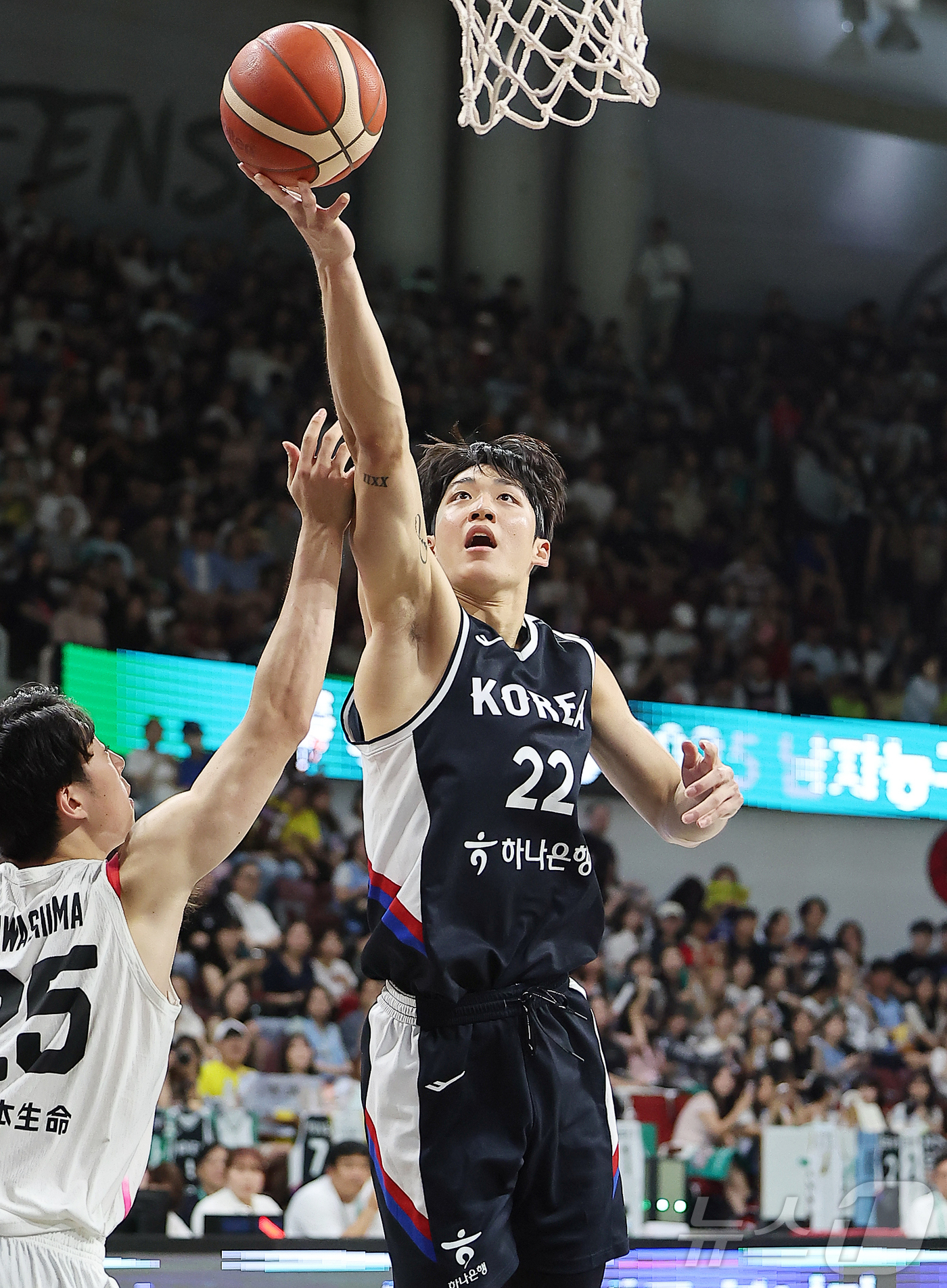 (안양=뉴스1) 김진환 기자 = 13일 오후 경기도 안양 정관장 체육관에서 열린 하나은행 초청 2025 남자농구 국가대표 평가전 대한민국과 일본의 경기, 대한민국 여준석이 3쿼터 …