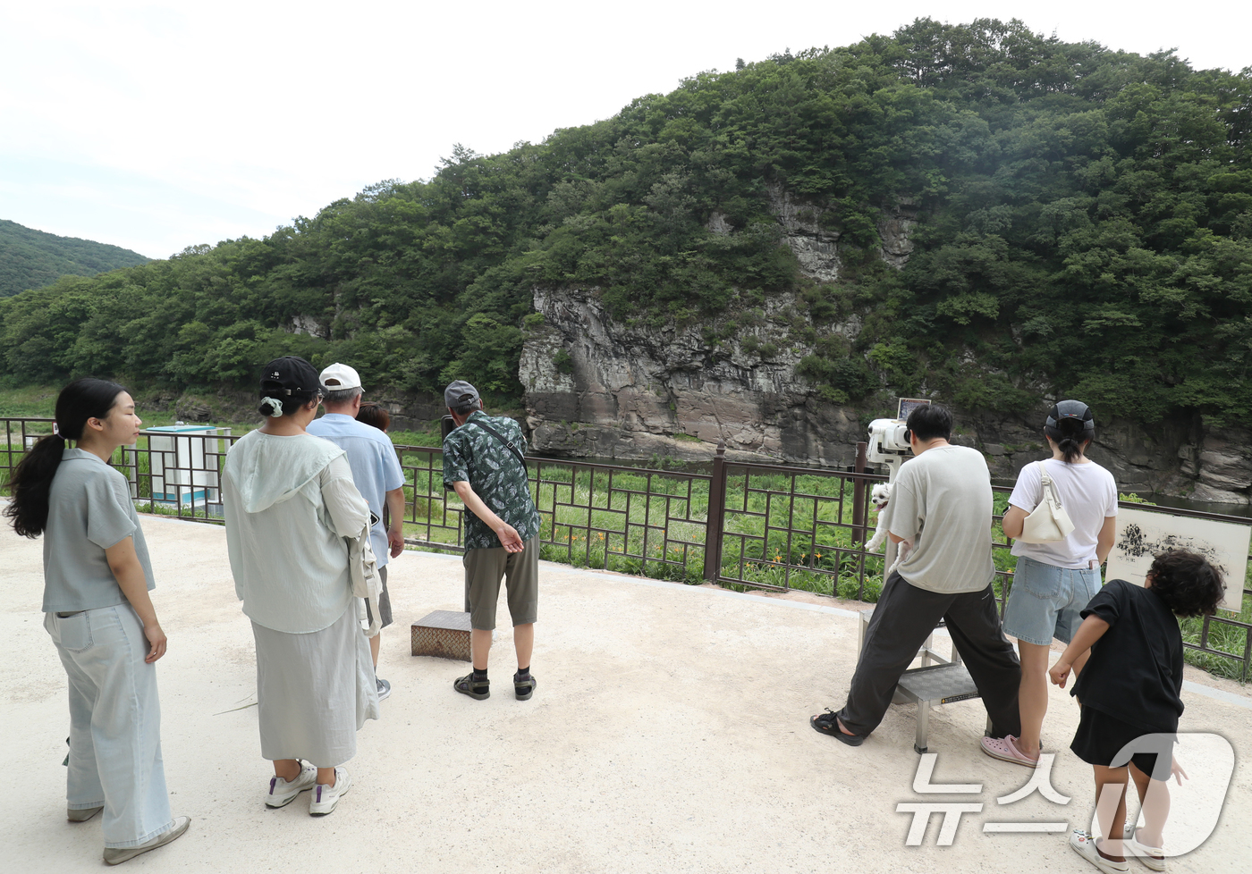 (울산=뉴스1) 조민주 기자 = 유네스코 세계문화 유산 등재가 확정된 울산 울주군 대곡리 반구대 암각화에서 13일 시민들이 망원경으로 암각화를 보고 있다. 2025.7.13/뉴스1 …