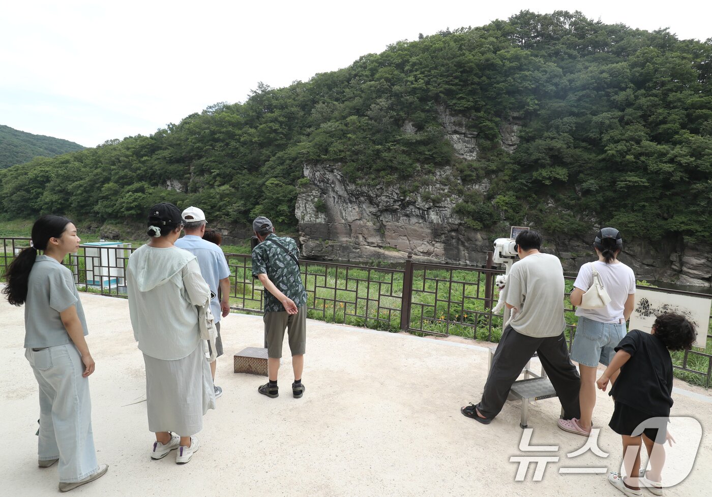 본문 이미지 - 유네스코 세계문화 유산 등재가 확정된 울산 울주군 대곡리 반구대 암각화에서 13일 시민들이 망원경으로 암각화를 보고 있다. 2025.7.13/뉴스1 ⓒ News1 조민주 기자