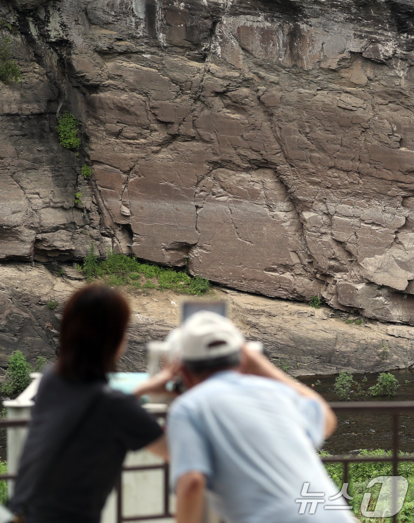 본문 이미지 - 유네스코 세계문화 유산 등재가 확정된 울산 울주군 대곡리 반구대 암각화에서 13일 시민들이 망원경으로 암각화를 보고 있다. 2025.7.13/뉴스1 ⓒ News1 조민주 기자
