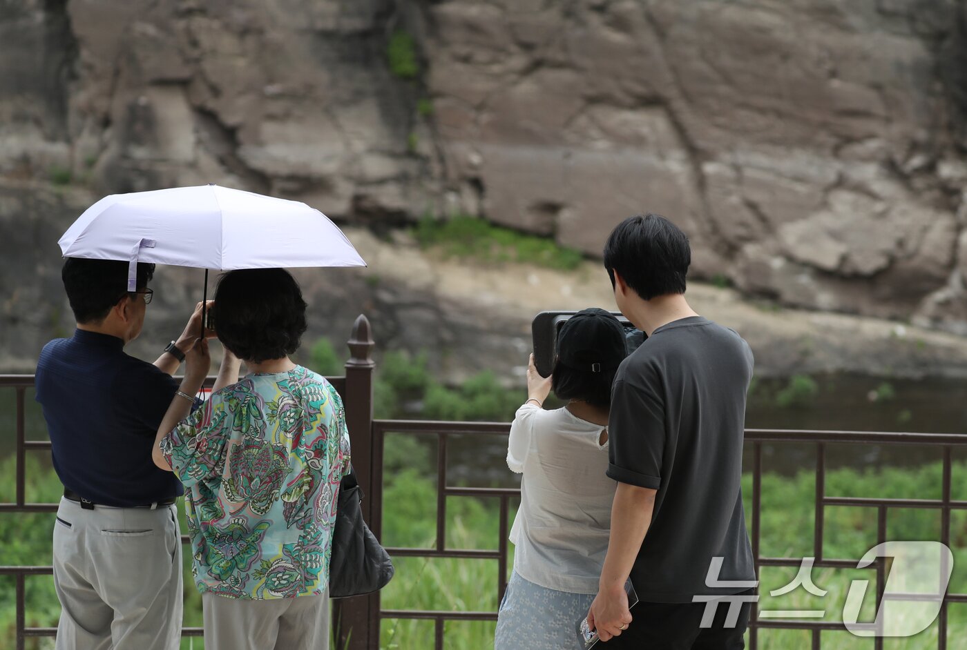 본문 이미지 - 유네스코 세계문화 유산 등재가 확정된 울산 울주군 대곡리 반구대 암각화에서 13일 시민들이 망원경으로 암각화를 보고 있다. 2025.7.13/뉴스1 ⓒ News1 조민주 기자