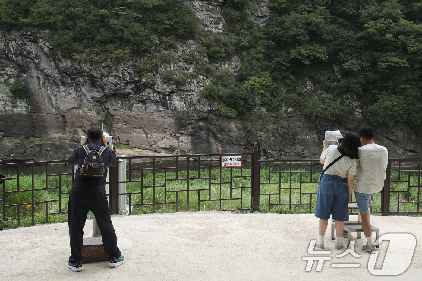 (울산=뉴스1) 조민주 기자 = 유네스코 세계문화 유산 등재가 확정된 울산 울주군 대곡리 반구대 암각화에서 13일 시민들이 망원경으로 암각화를 보고 있다. 2025.7.13/뉴스1 …