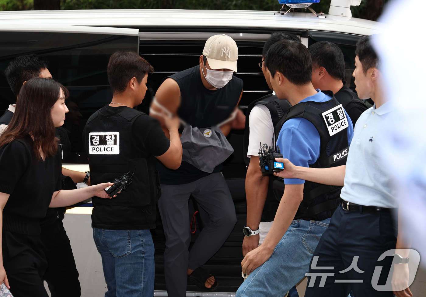 (부천=뉴스1) 구윤성 기자 = 부모와 형 등 자신의 가족 3명을 살해한 30대 남성 A씨가 13일 오후 경기 부천시 인천지방법원 부천지원에서 열린 구속 전 피의자 심문(영장실질심 …