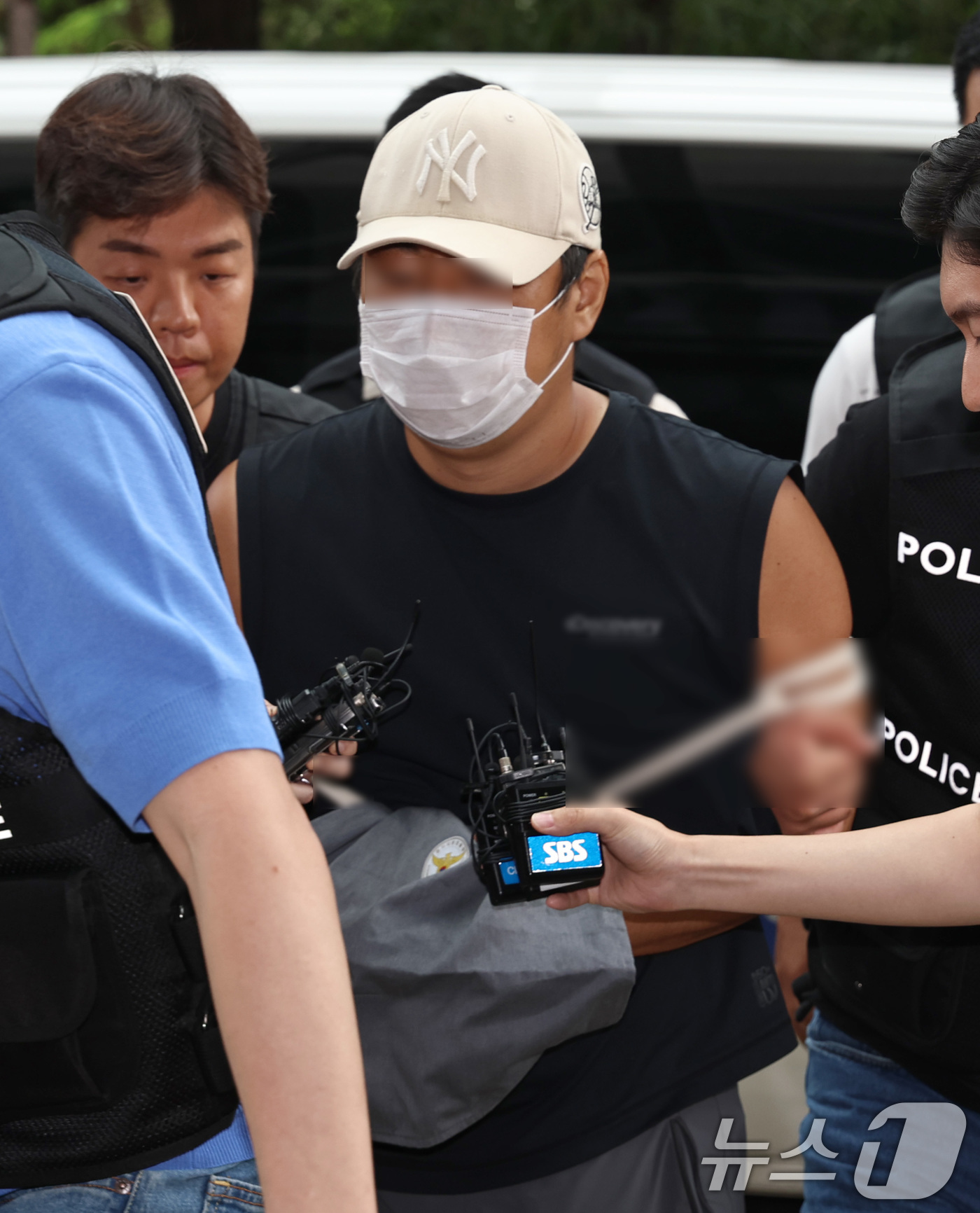 (부천=뉴스1) 구윤성 기자 = 부모와 형 등 자신의 가족 3명을 살해한 30대 남성 A씨가 13일 오후 경기 부천시 인천지방법원 부천지원에서 열린 구속 전 피의자 심문(영장실질심 …