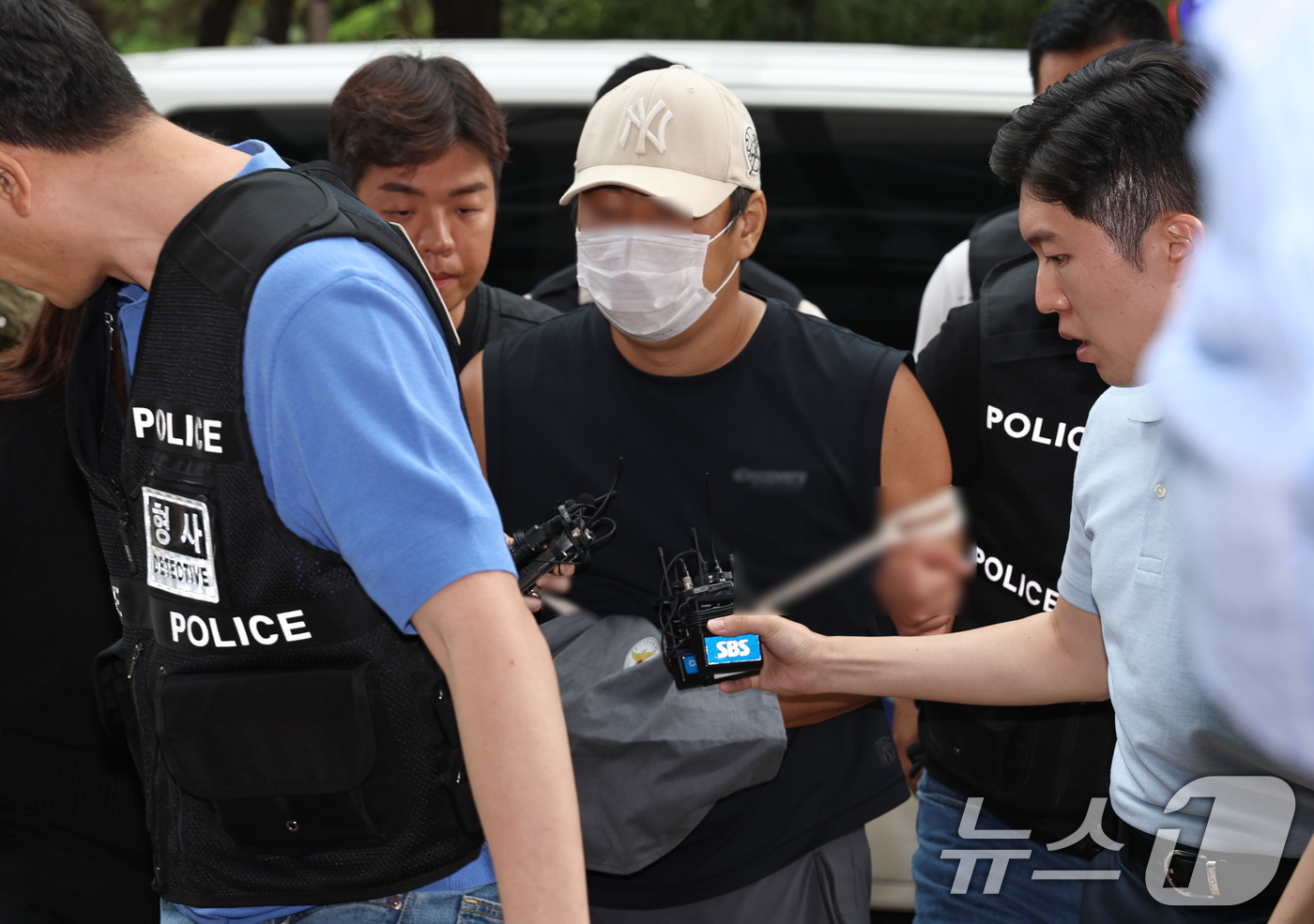 (부천=뉴스1) 구윤성 기자 = 부모와 형 등 자신의 가족 3명을 살해한 30대 남성 A씨가 13일 오후 경기 부천시 인천지방법원 부천지원에서 열린 구속 전 피의자 심문(영장실질심 …