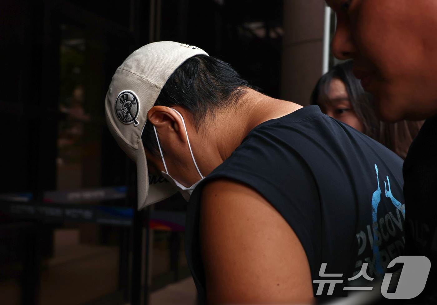 (부천=뉴스1) 구윤성 기자 = 부모와 형 등 자신의 가족 3명을 살해한 30대 남성 A씨가 13일 오후 경기 부천시 인천지방법원 부천지원에서 열린 구속 전 피의자 심문(영장실질심 …