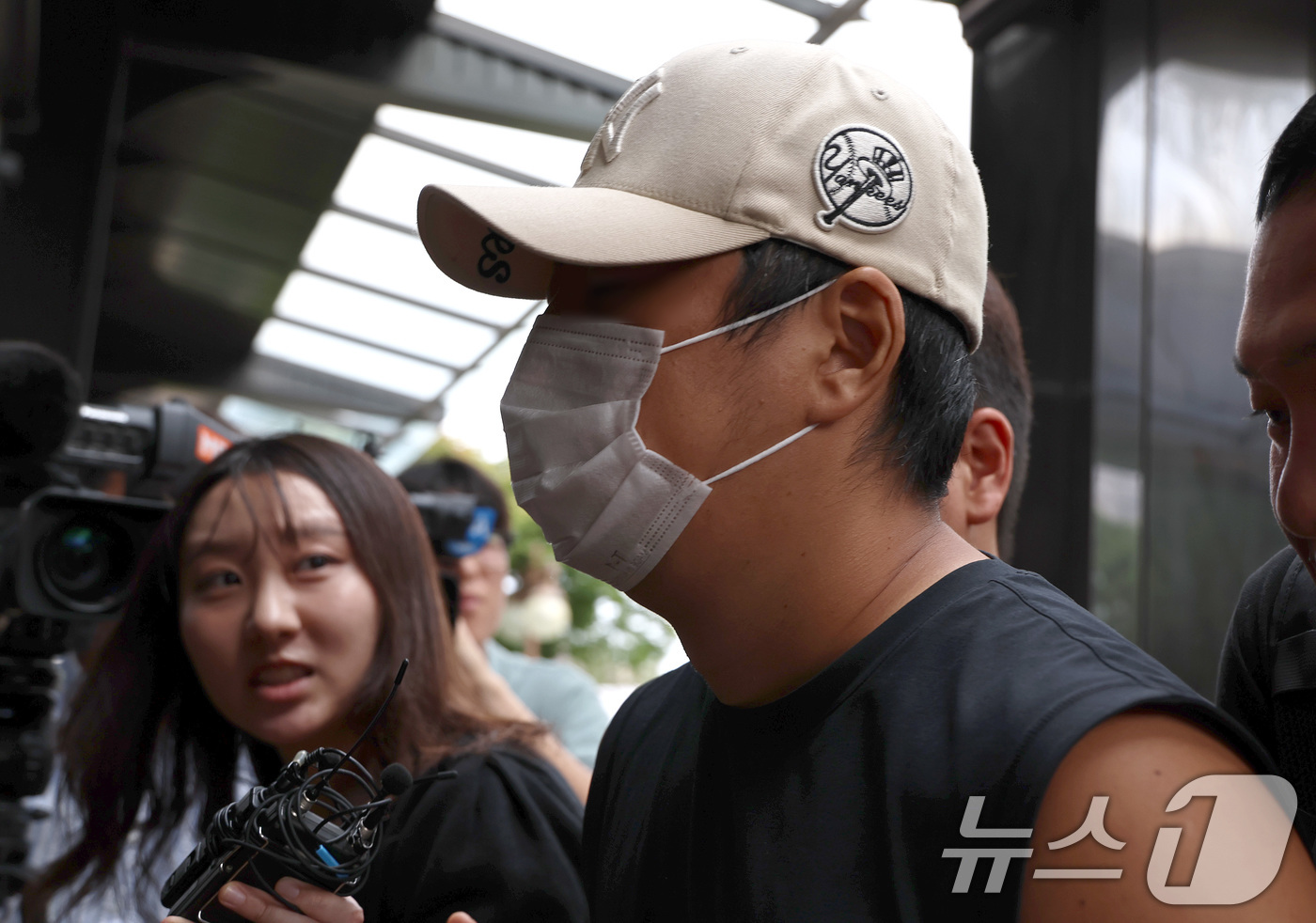 (부천=뉴스1) 구윤성 기자 = 부모와 형 등 자신의 가족 3명을 살해한 30대 남성 A씨가 13일 오후 경기 부천시 인천지방법원 부천지원에서 열린 구속 전 피의자 심문(영장실질심 …