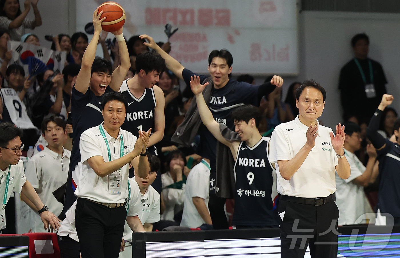 (안양=뉴스1) 김진환 기자 = 13일 오후 경기도 안양 정관장 체육관에서 열린 하나은행 초청 2025 남자농구 국가대표 평가전 대한민국과 일본의 경기, 대한민국 안준호 감독을 비 …