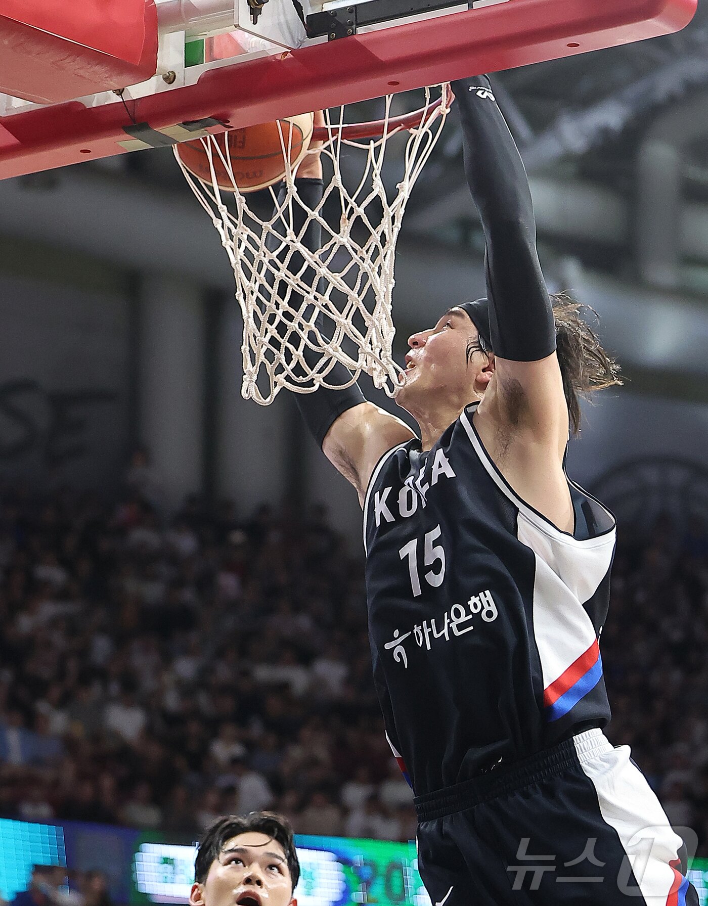 본문 이미지 - 13일 오후 경기도 안양 정관장 체육관에서 열린 하나은행 초청 2025 남자농구 국가대표 평가전 대한민국과 일본의 경기, 대한민국 김종규가 3쿼터 화끈한 투핸드 덩크슛을 성공하고 있다. 2025.7.13/뉴스1 ⓒ News1 김진환 기자