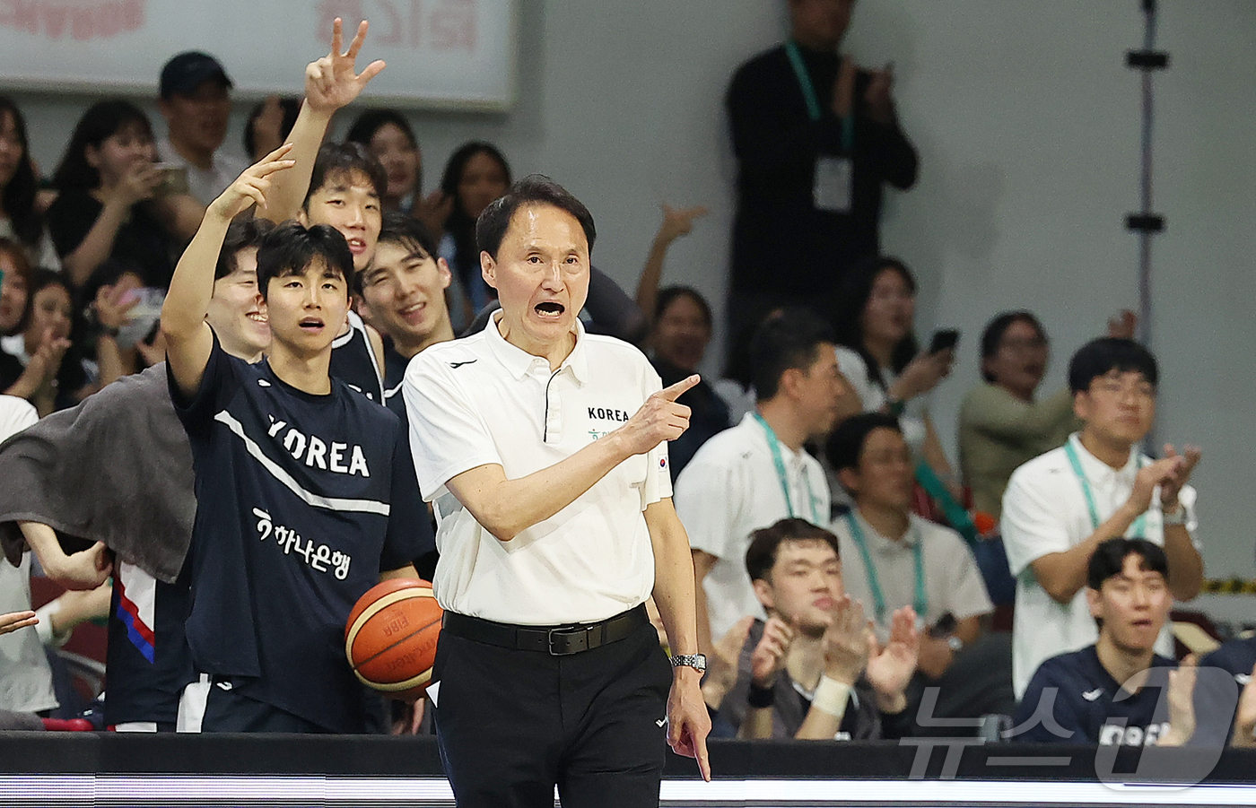 (안양=뉴스1) 김진환 기자 = 13일 오후 경기도 안양 정관장 체육관에서 열린 하나은행 초청 2025 남자농구 국가대표 평가전 대한민국과 일본의 경기, 대한민국 안준호 감독이 3 …