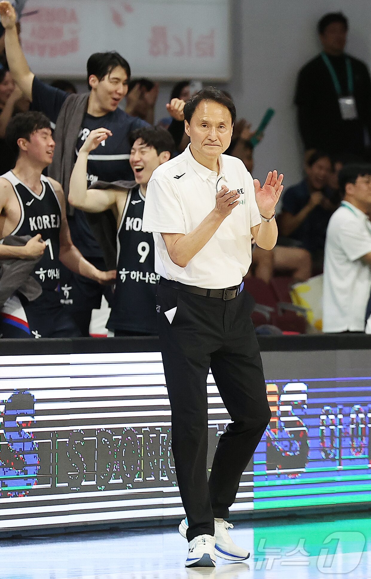 본문 이미지 - 13일 오후 경기도 안양 정관장 체육관에서 열린 하나은행 초청 2025 남자농구 국가대표 평가전 대한민국과 일본의 경기, 대한민국 안준호 감독이 3쿼터 손뼉을 치며 선수들을 독려하고 있다. 2025.7.13/뉴스1 ⓒ News1 김진환 기자