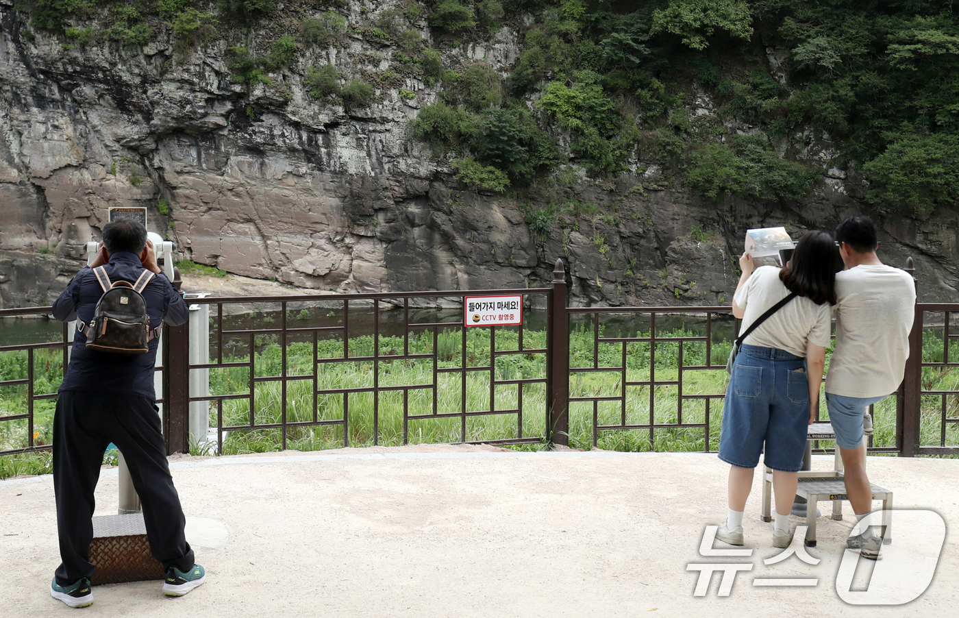 (울산=뉴스1) 조민주 = 유네스코 세계문화 유산 등재가 확정된 울산 울주군 대곡리 반구대 암각화에서 13일 시민들이 망원경으로 암각화를 보고 있다. 2025.7.13/뉴스1