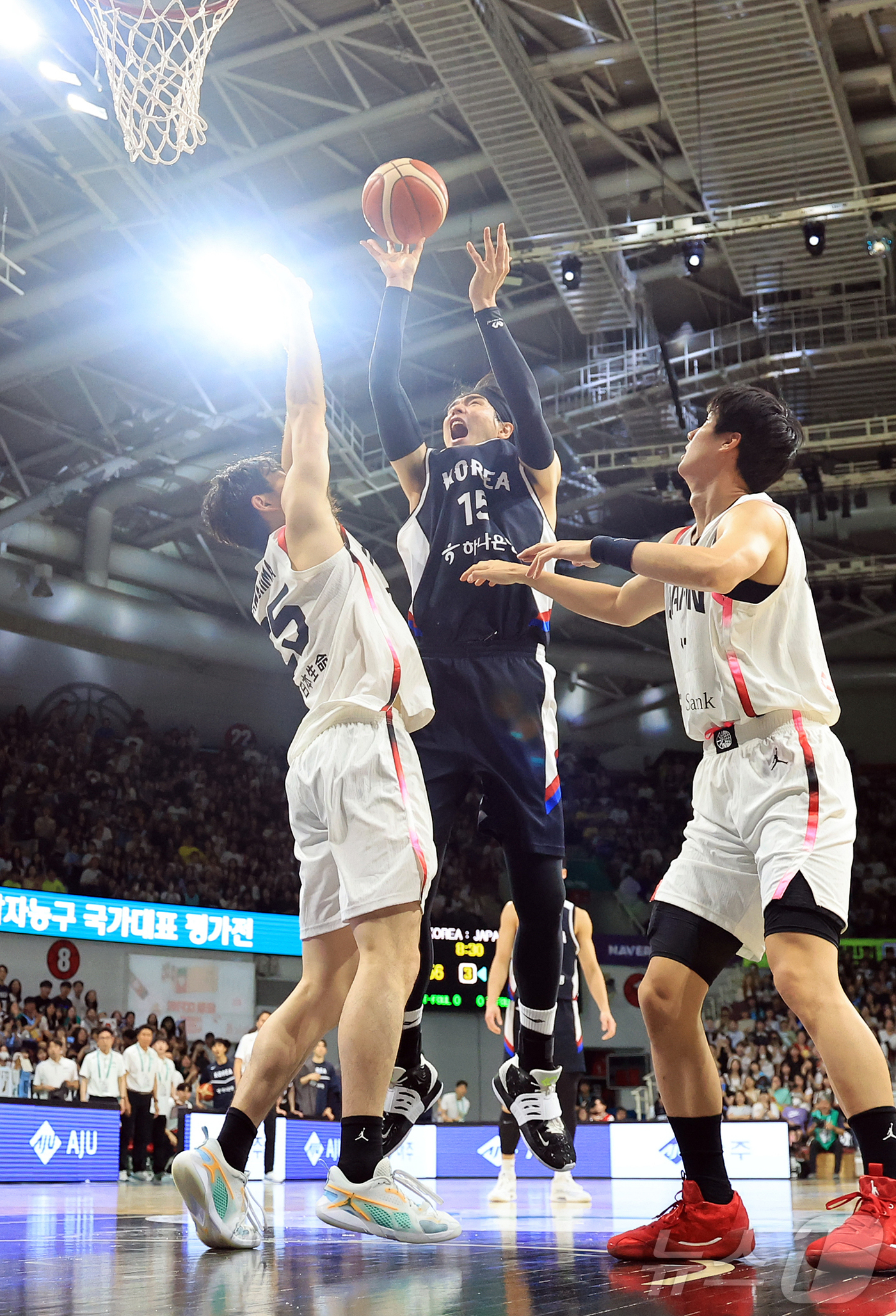 (안양=뉴스1) 김진환 기자 = 13일 오후 경기도 안양 정관장 체육관에서 열린 하나은행 초청 2025 남자농구 국가대표 평가전 대한민국과 일본의 경기, 대한민국 김종규가 3쿼터 …