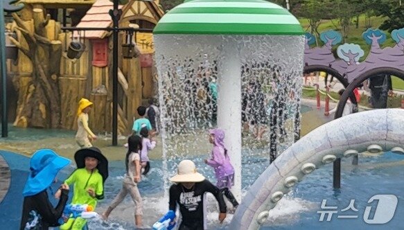 본문 이미지 - 13일 오후 2시 30분쯤 강원 원주시 지정면 샘마루공원 물놀이장에서 아이들이 물놀이를 하는 모습. 2025.7.13/뉴스1 신관호 기자