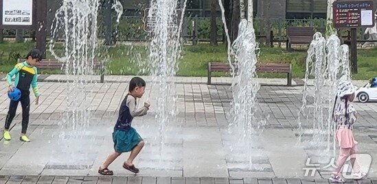 본문 이미지 - 13일 오후 2시 30분쯤 강원 원주시 지정면의 한 분수대에서 아이들이 물놀이를 하는 모습. 2025.7.13/뉴스1 신관호 기자